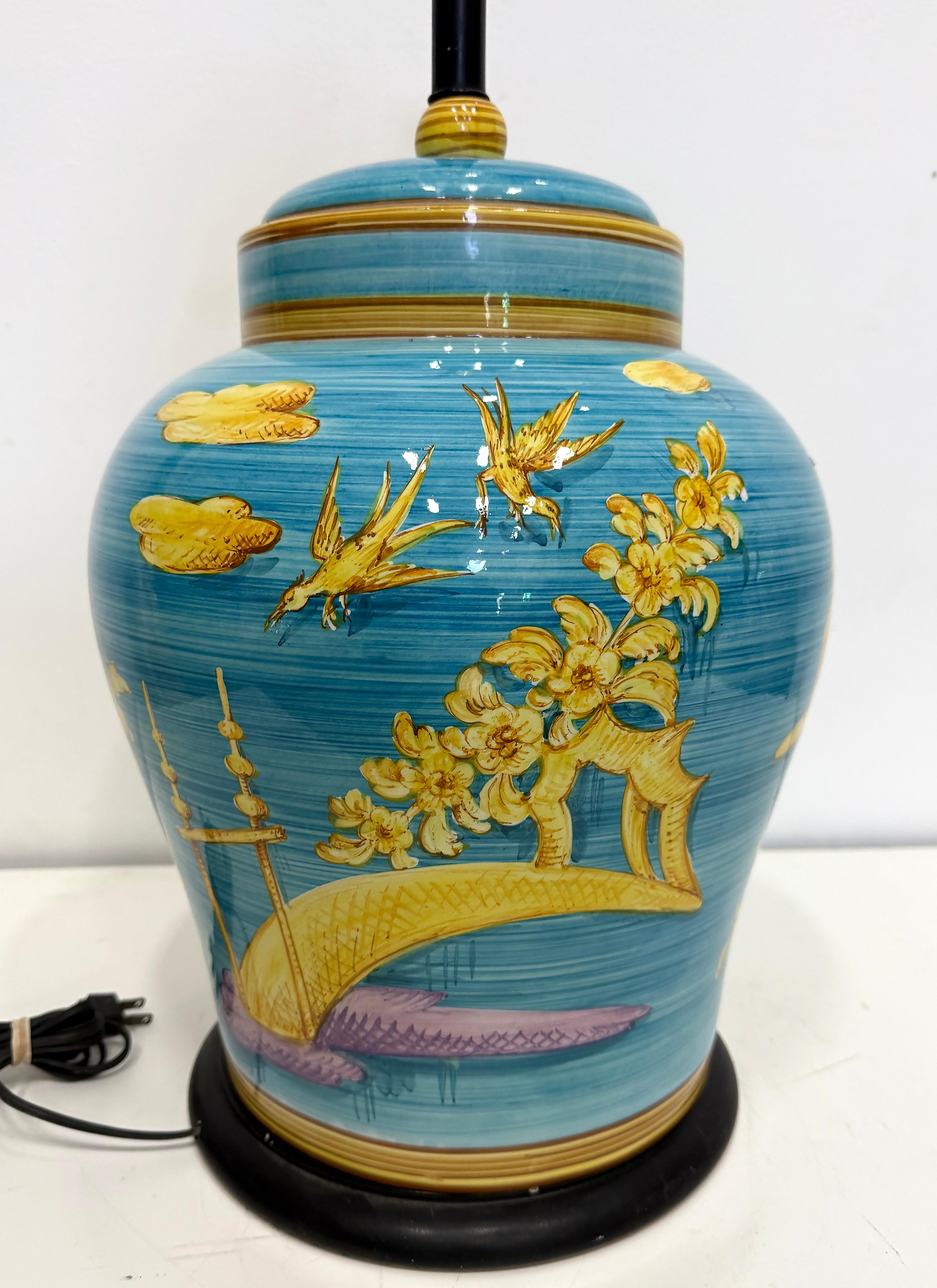 Céramique Lampe surdimensionnée en céramique à motif chinois peint à la main circa 1960, Italie en vente