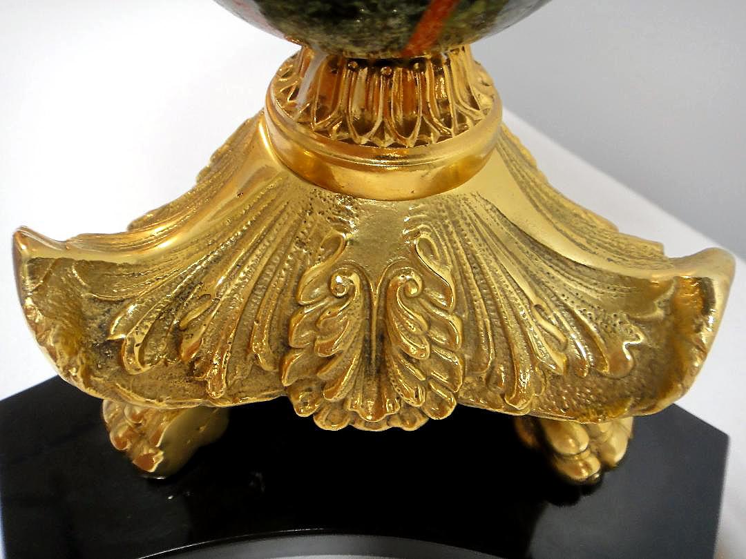 Laudarte Srl Oversale Urne aus Marmor, Bronze und Horn, Italien (21. Jahrhundert und zeitgenössisch) im Angebot