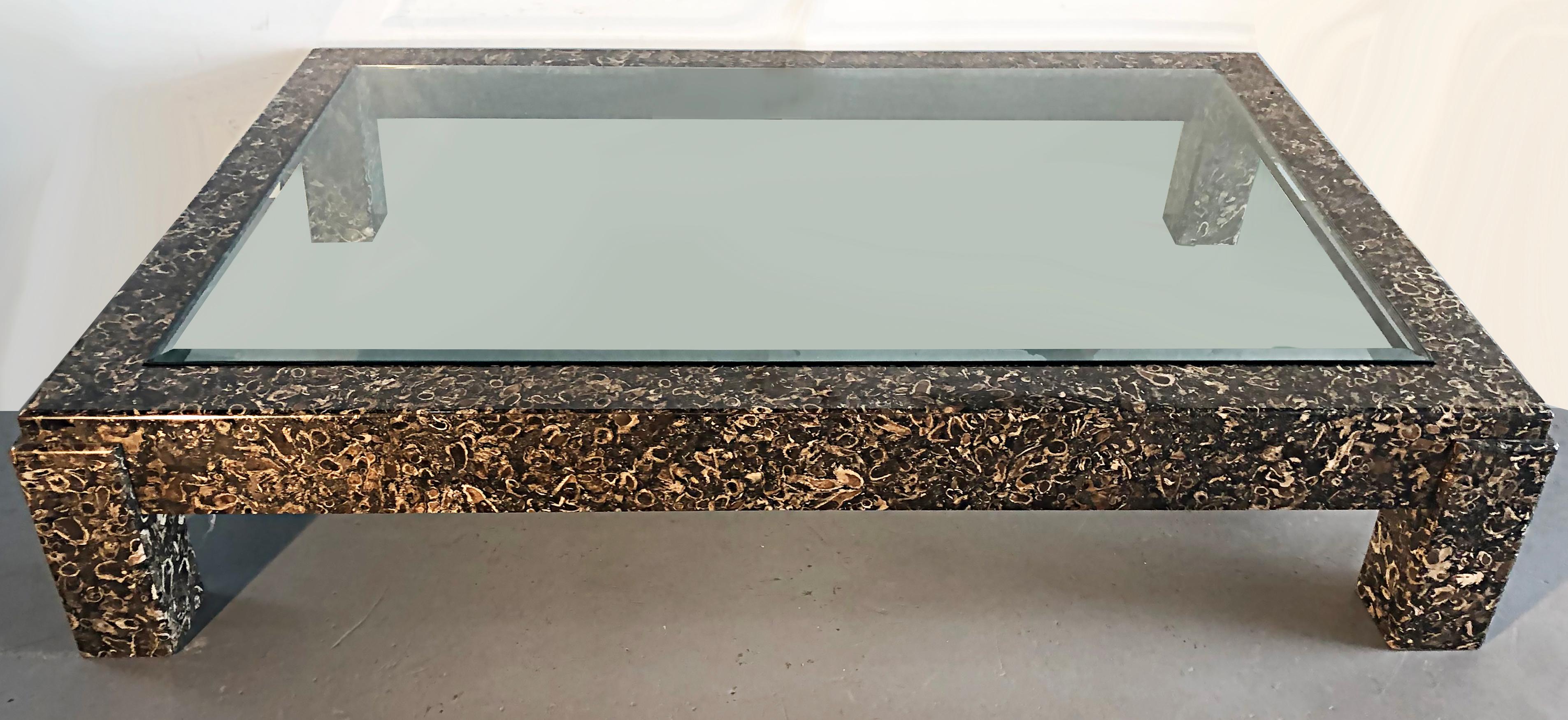 20ième siècle Table basse surdimensionnée en marbre avec plateau en verre encastré en vente