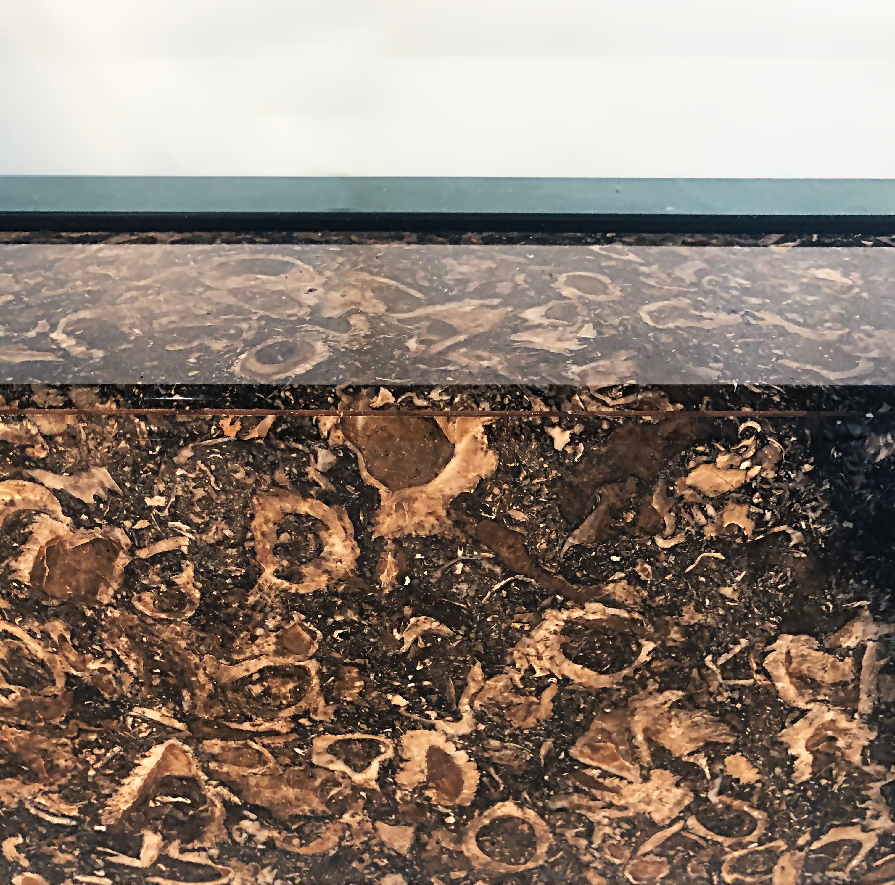 Table basse surdimensionnée en marbre avec plateau en verre encastré en vente 3