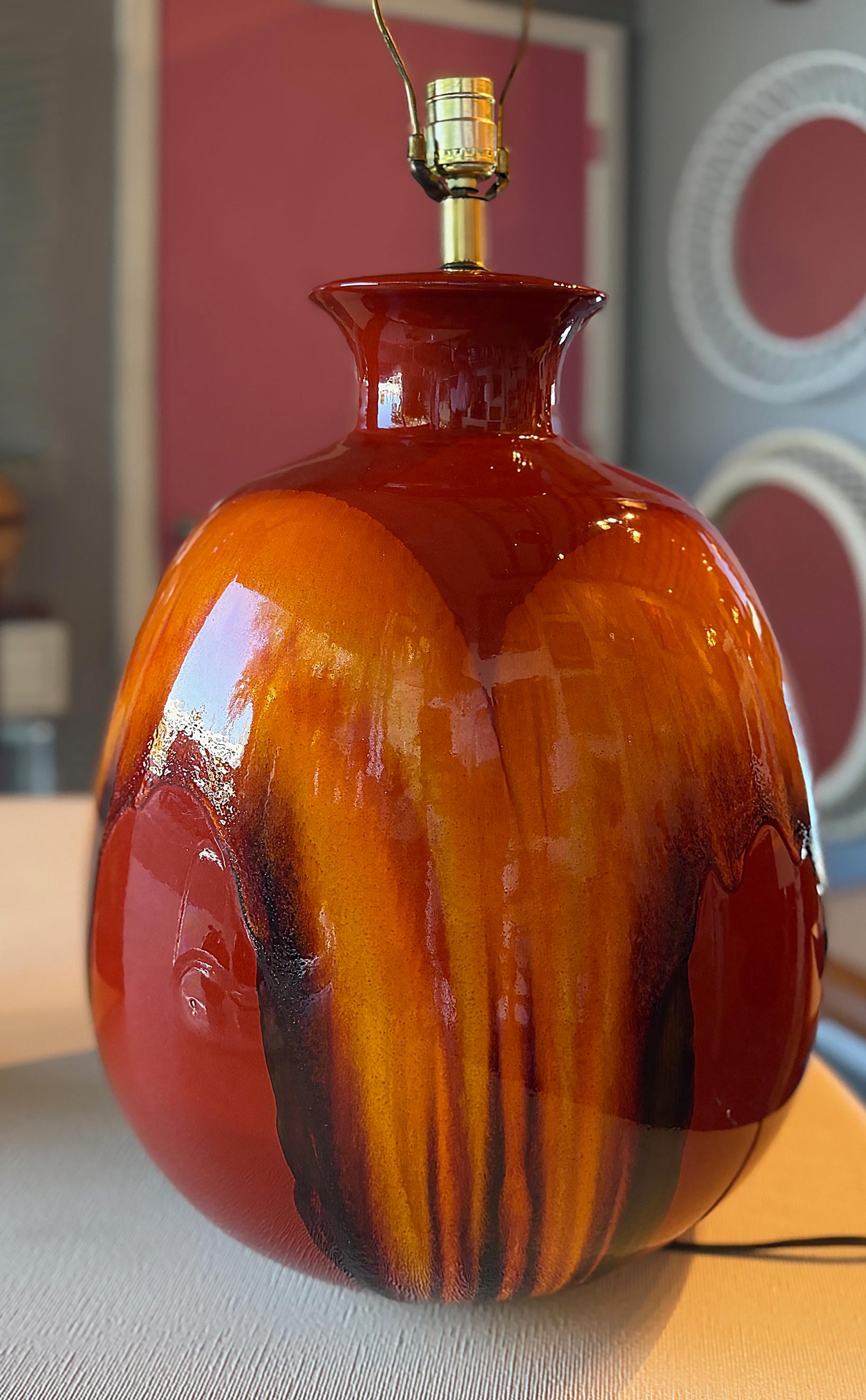 Lampe danoise surdimensionnée de style moderne du milieu du siècle dernier à bulbe et glaçure goutte à goutte

Nous proposons à la vente une lampe de table danoise surdimensionnée, de style moderne du milieu du siècle, à bulbe et à glaçure orange.