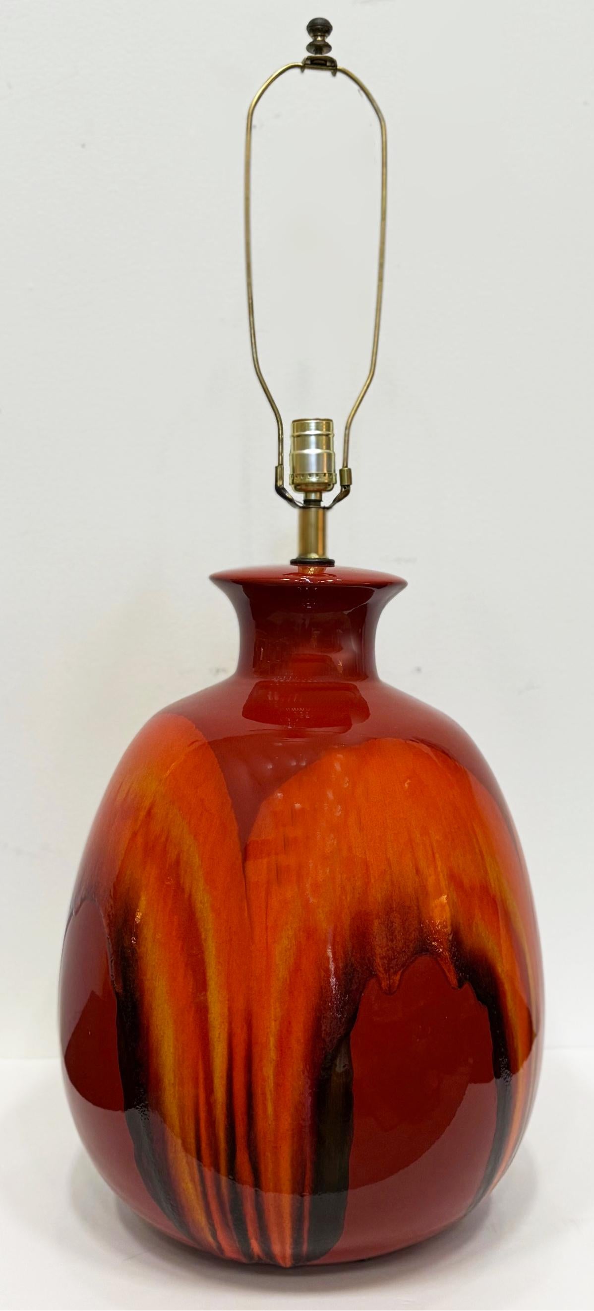 20ième siècle Lampe danoise surdimensionnée de style moderne du milieu du siècle dernier à bulbe et glaçure goutte à goutte en vente