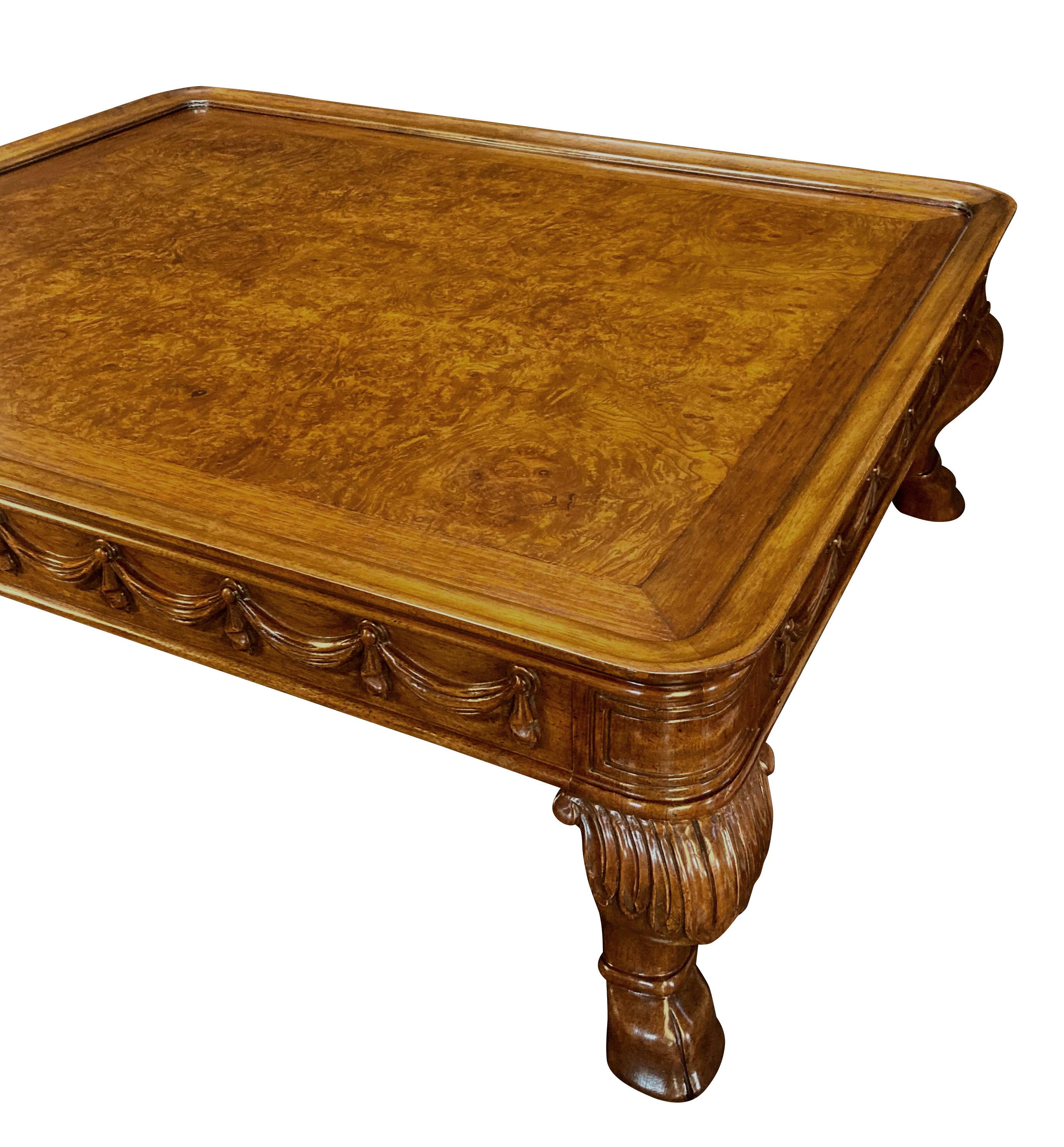 Ein amerikanischer Beistelltisch aus massivem Nussbaumholz von Heritage im neoklassischen Stil, mit einer Zierleiste und einer Platte aus Wurzelfurnier.