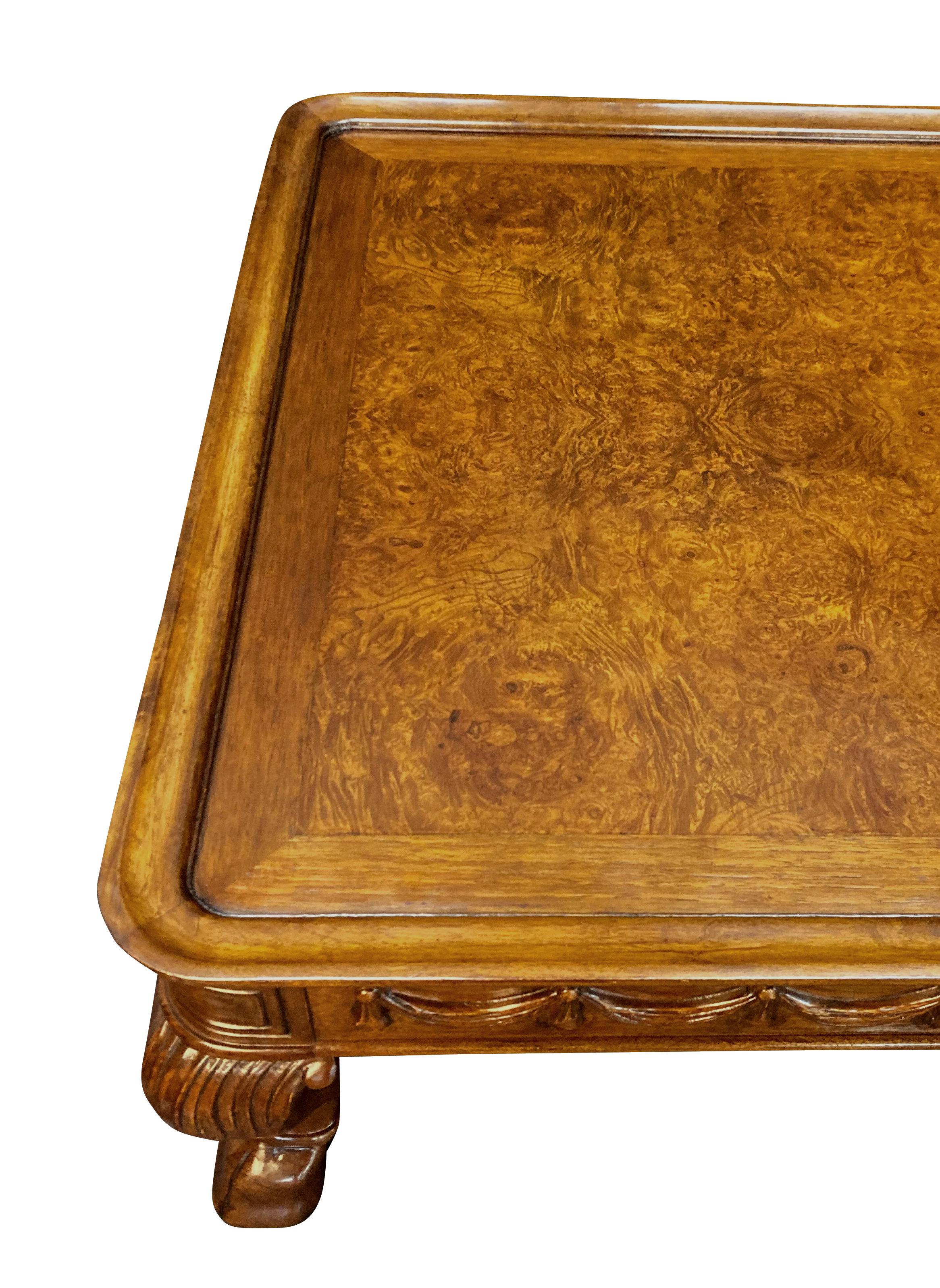 Übergroßer neoklassizistischer Beistelltisch von Heritage (Mitte des 20. Jahrhunderts) im Angebot