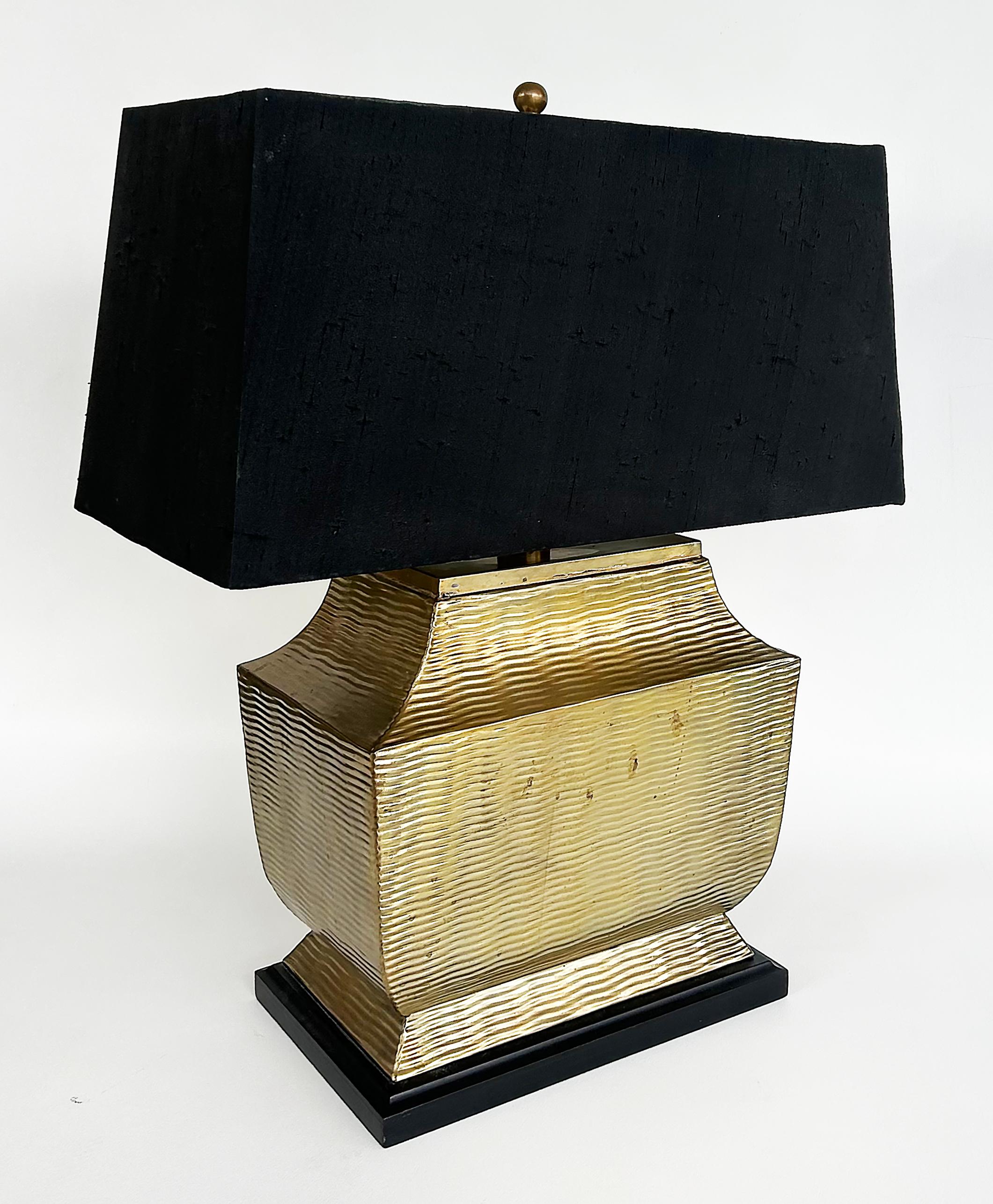 Paire d'objets surdimensionnés  Lampes de table en laiton sur bois, abat-jour en soie, fleurons d'origine

Nous proposons à la vente une paire de lampes de table en laiton de grande taille, avec des abat-jours en soie noire et leurs embouts