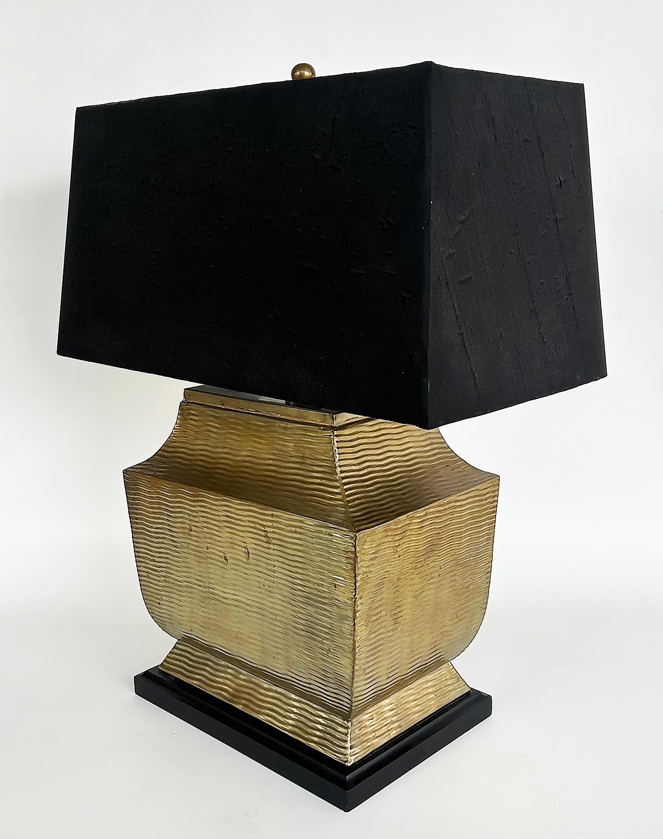 Moderne Paire d'objets surdimensionnés  Lampes de table en laiton sur bois, abat-jour en soie, fleurons d'origine en vente
