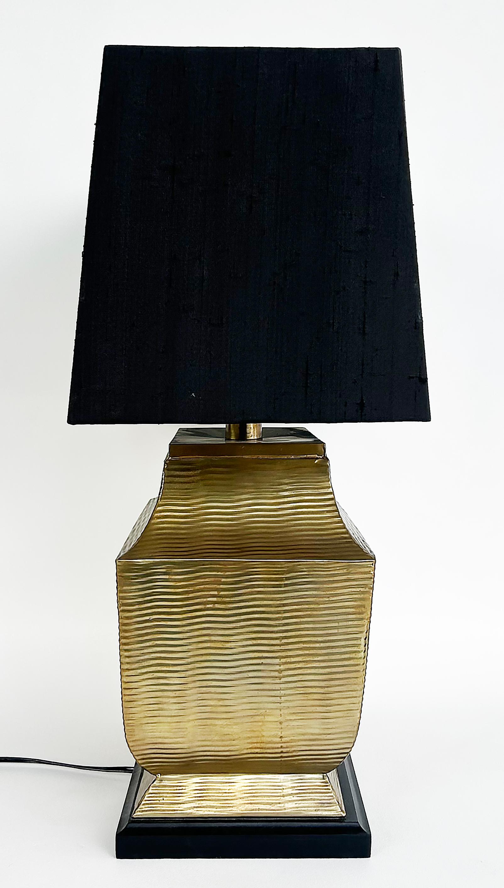 Métal Paire d'objets surdimensionnés  Lampes de table en laiton sur bois, abat-jour en soie, fleurons d'origine en vente