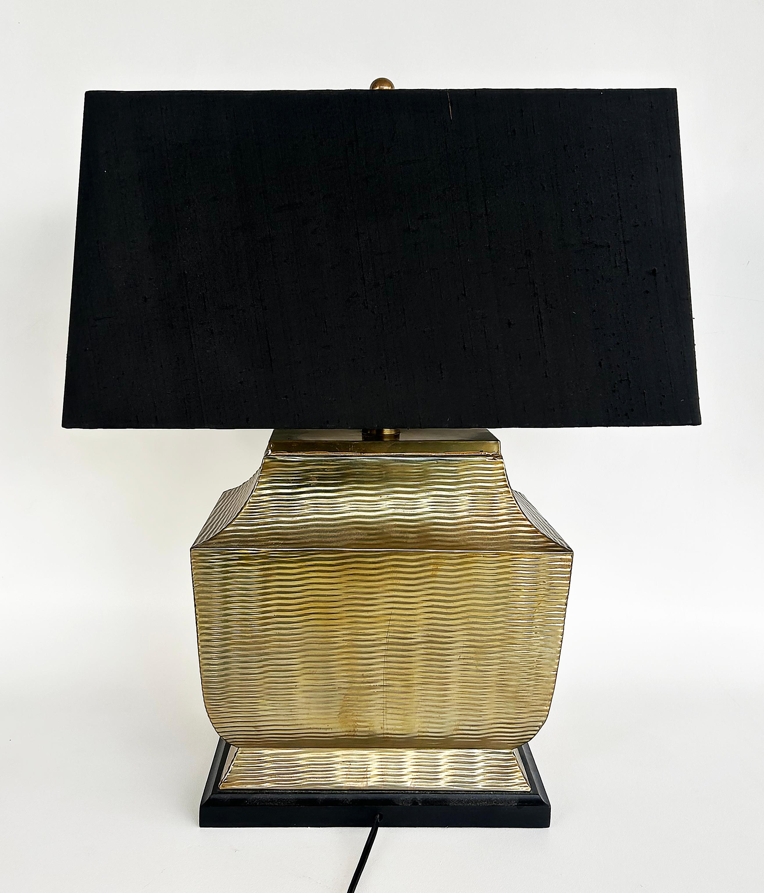 Paire d'objets surdimensionnés  Lampes de table en laiton sur bois, abat-jour en soie, fleurons d'origine en vente 1