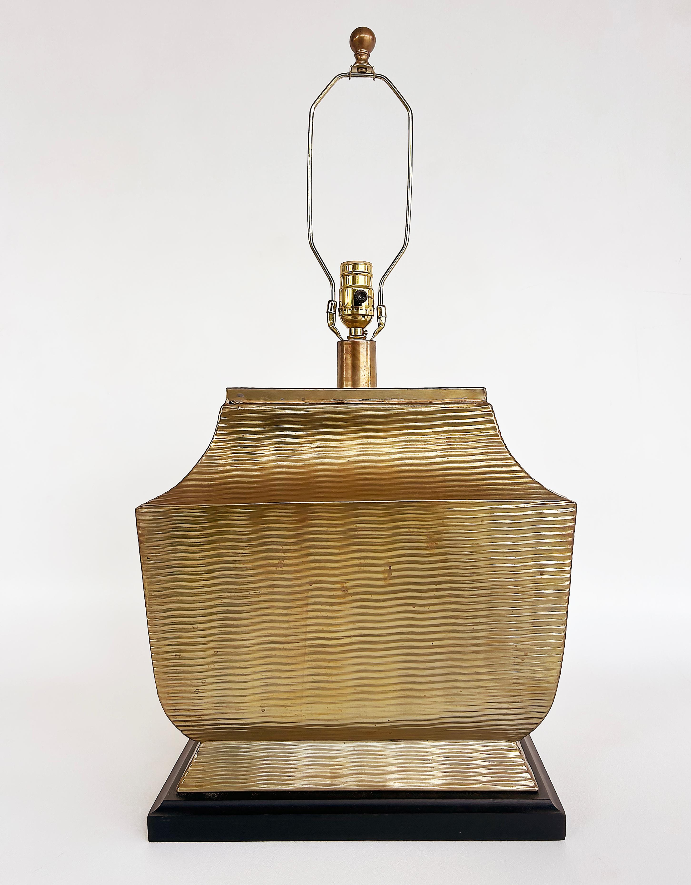 Paire d'objets surdimensionnés  Lampes de table en laiton sur bois, abat-jour en soie, fleurons d'origine en vente 2