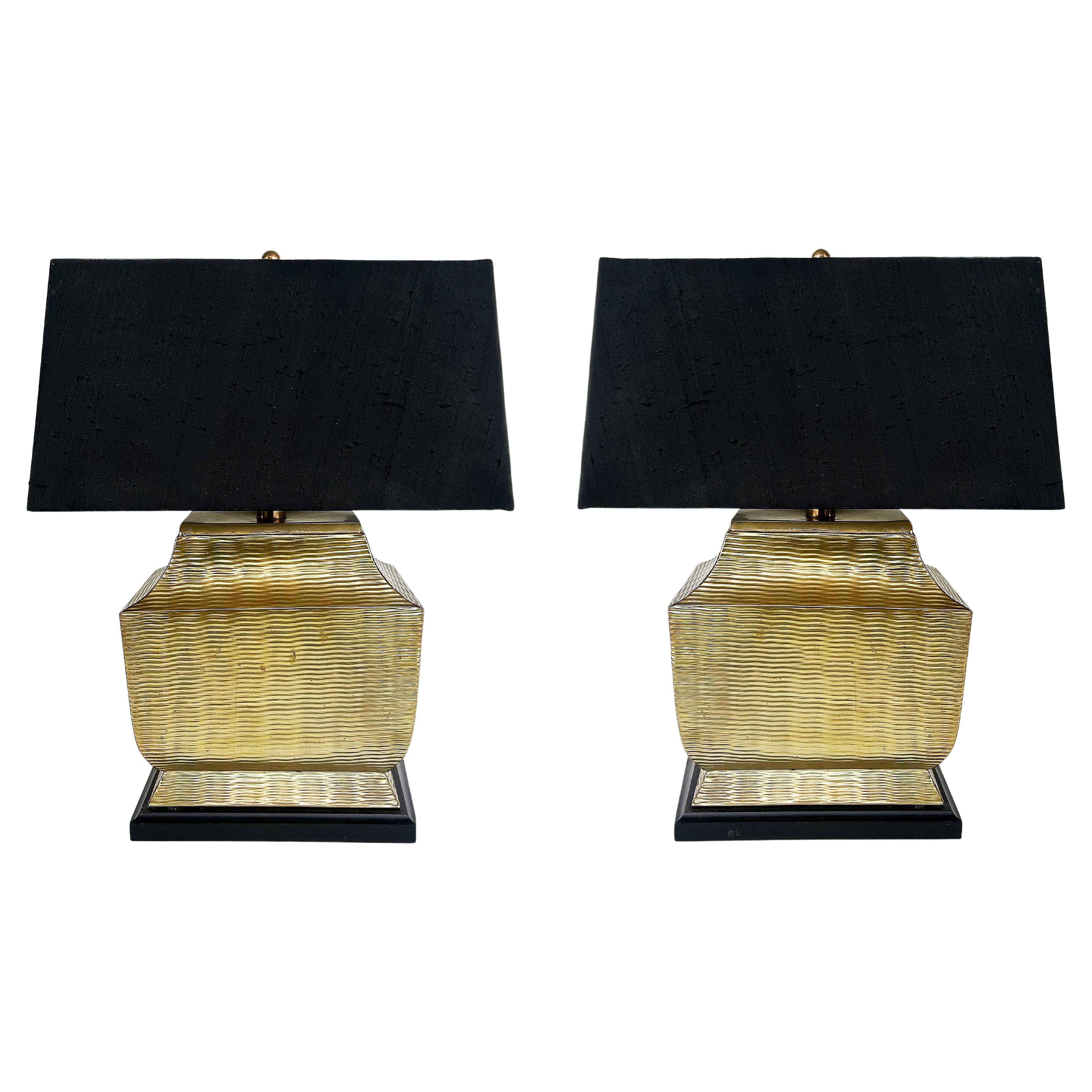 Paire d'objets surdimensionnés  Lampes de table en laiton sur bois, abat-jour en soie, fleurons d'origine