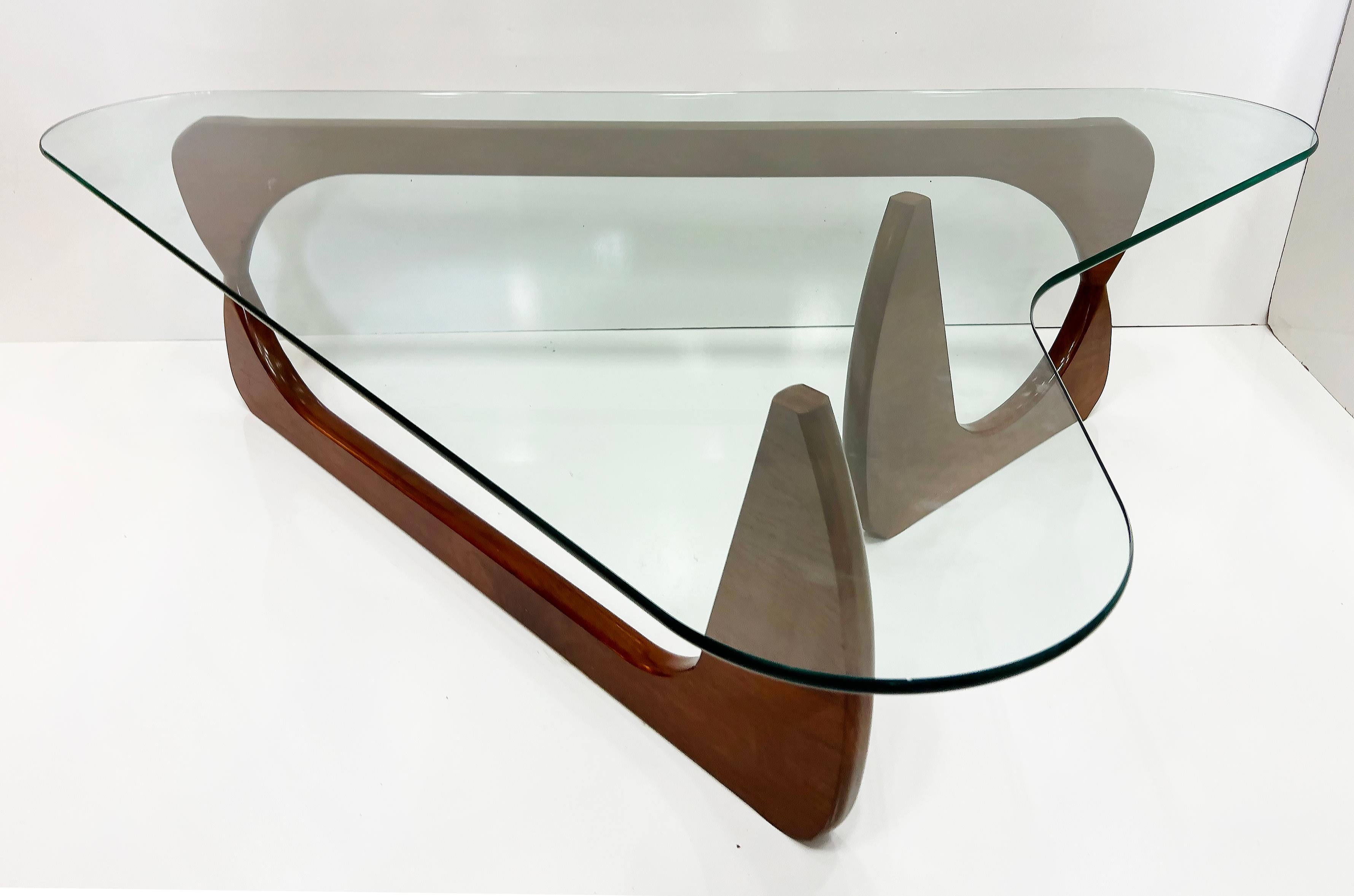 Mid-Century Modern Table basse sculpturale surdimensionnée en noyer dans le style Isamu Noguchi en vente