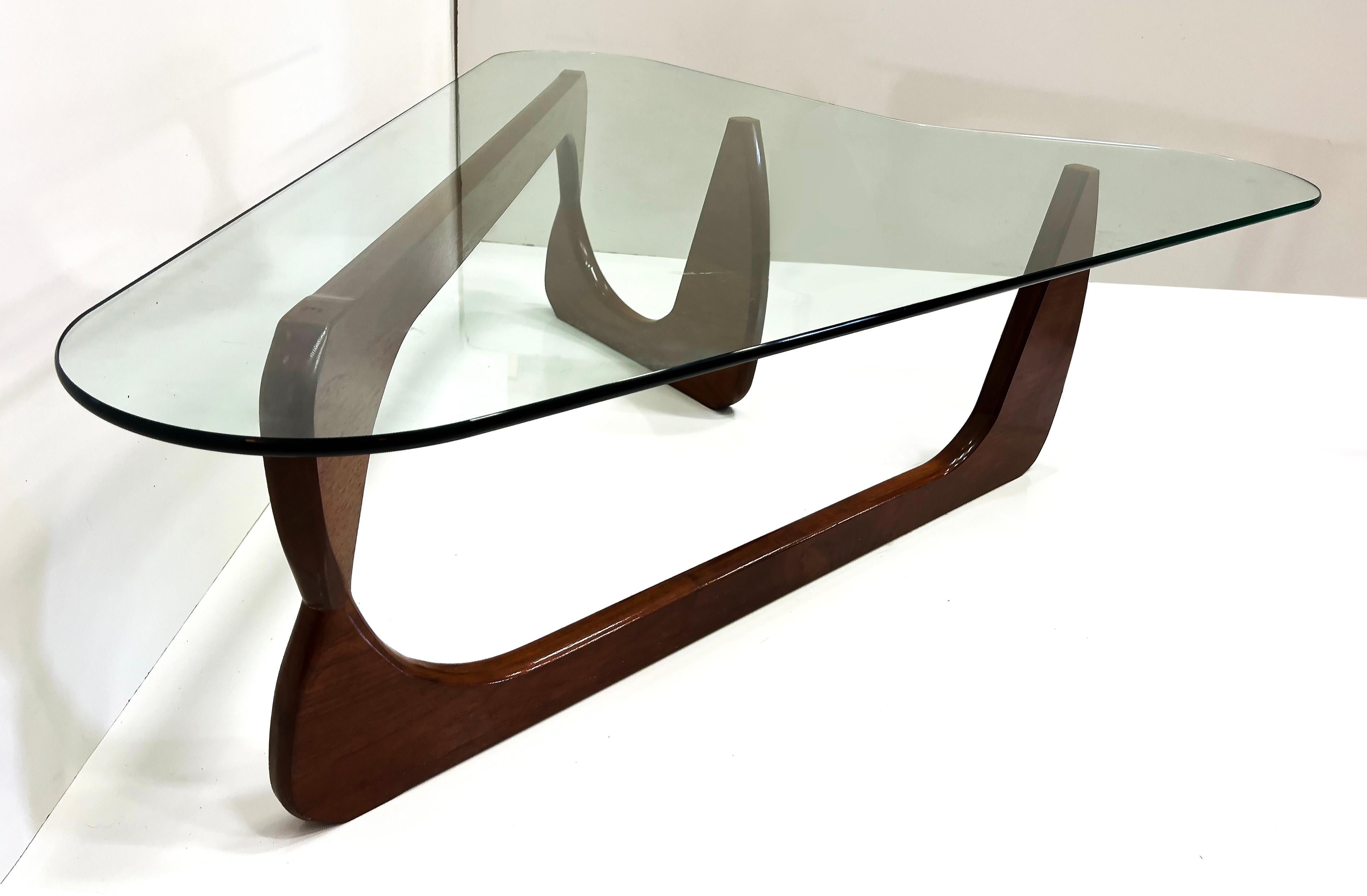 Table basse sculpturale surdimensionnée en noyer dans le style Isamu Noguchi Bon état - En vente à Miami, FL