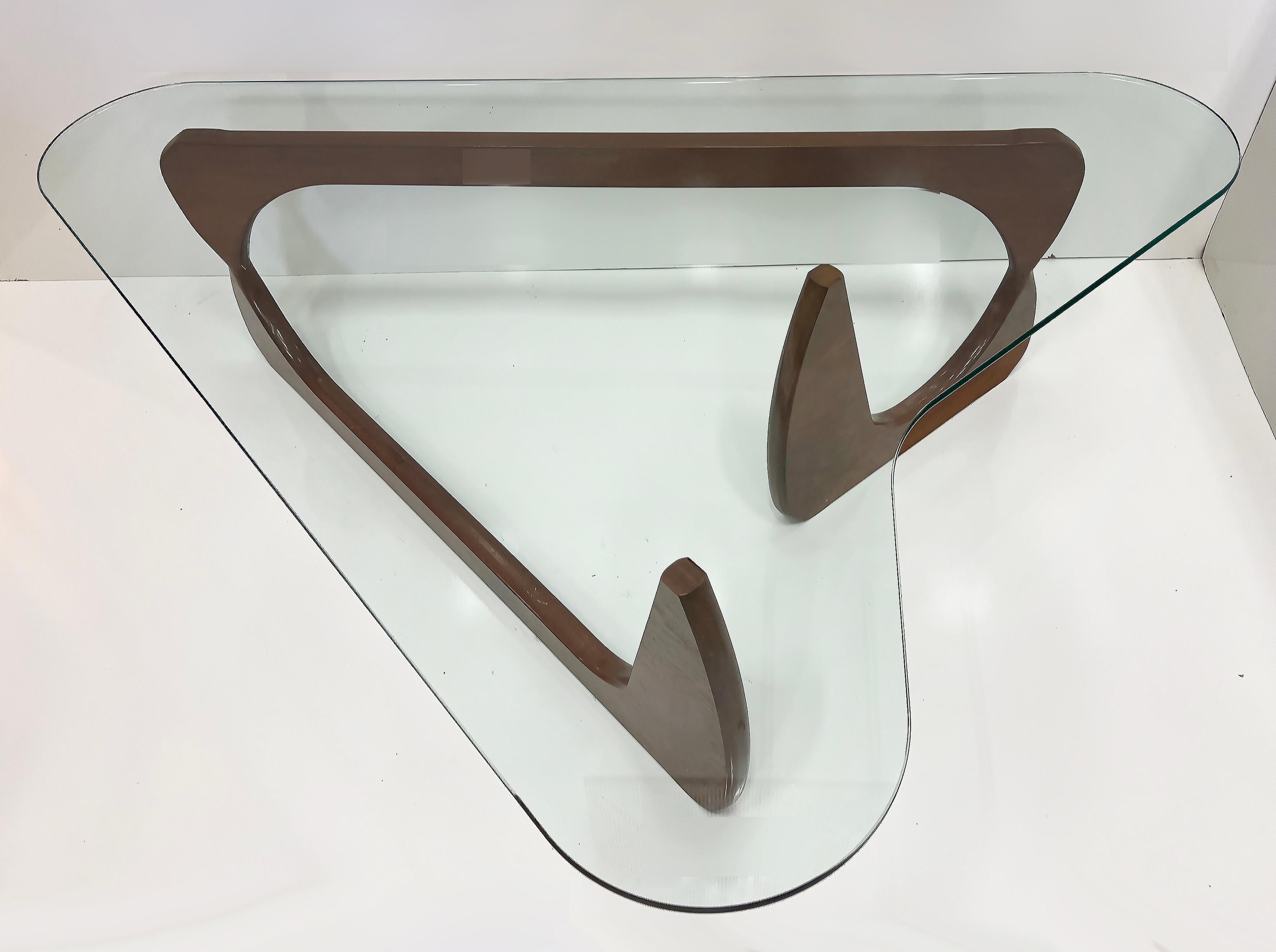 20ième siècle Table basse sculpturale surdimensionnée en noyer dans le style Isamu Noguchi en vente