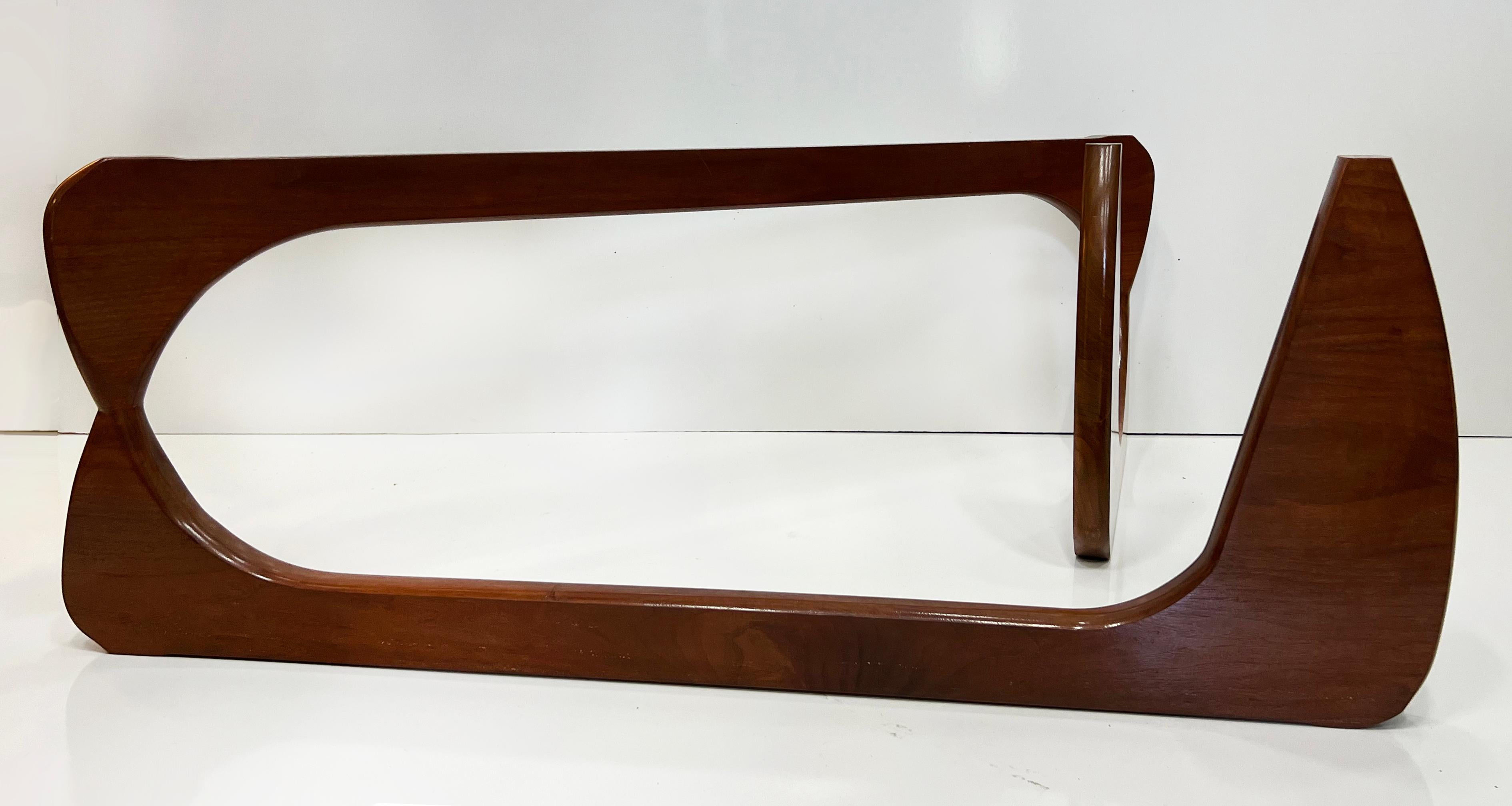 Verre Table basse sculpturale surdimensionnée en noyer dans le style Isamu Noguchi en vente
