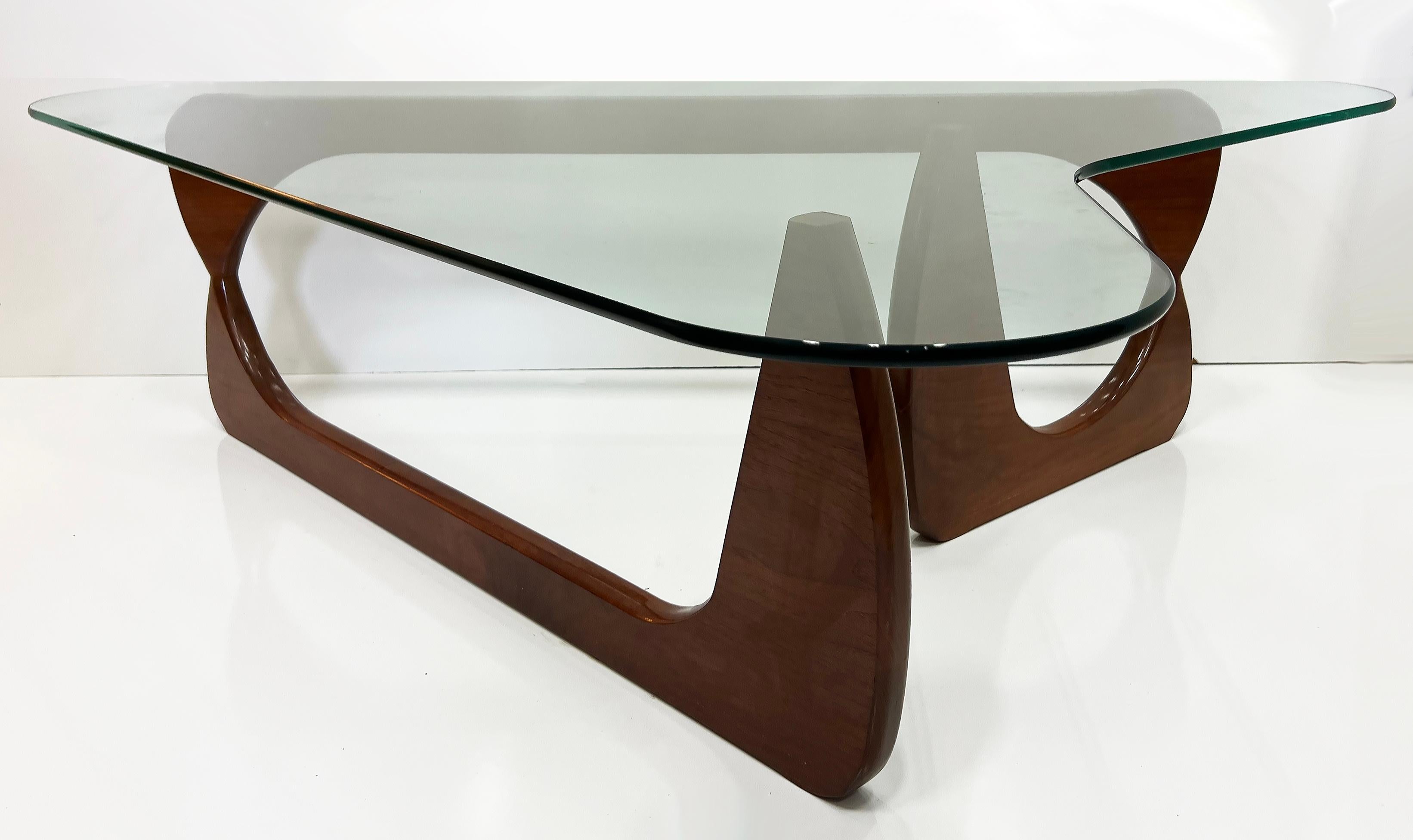 Table basse sculpturale surdimensionnée en noyer dans le style Isamu Noguchi en vente 3