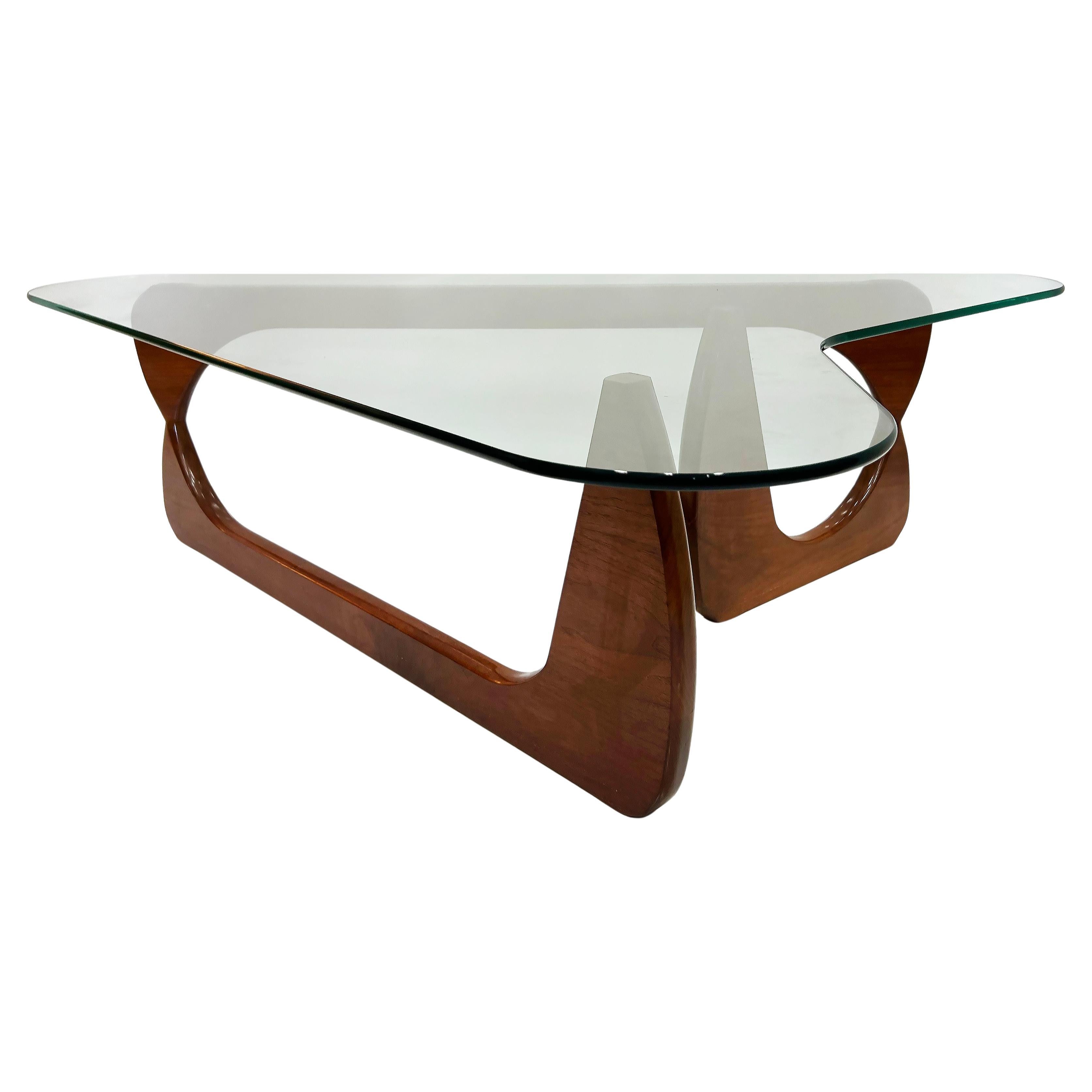 Table basse sculpturale surdimensionnée en noyer dans le style Isamu Noguchi en vente