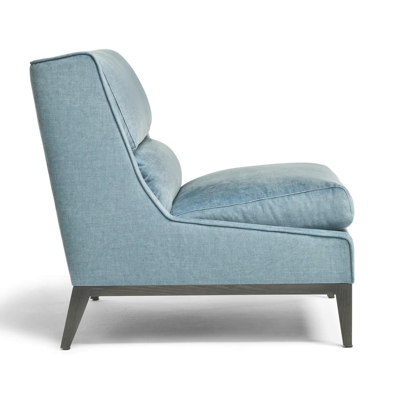 Una rivisitazione contemporanea di un must intramontabile, la Poltrona Overseas crea un ambiente lounge fresco e accoglie ore di accogliente relax. Su una base in frassino a poro aperto con finitura antracite, la sedia è rivestita in tessuto LEL