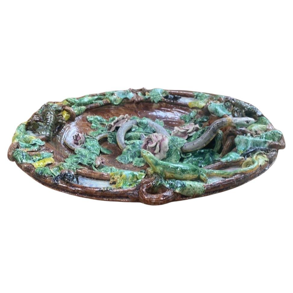 19. Jahrhundert Übergroße französische Majolika-Palissy-Platte mit einer großen Schlange, Rosen, 2 Eidechsen, Käfern, Blättern und Krebsen.
Einzigartiges Stück.
Durchmesser / 21 Zoll, Tiefe / 4,5 Zoll.