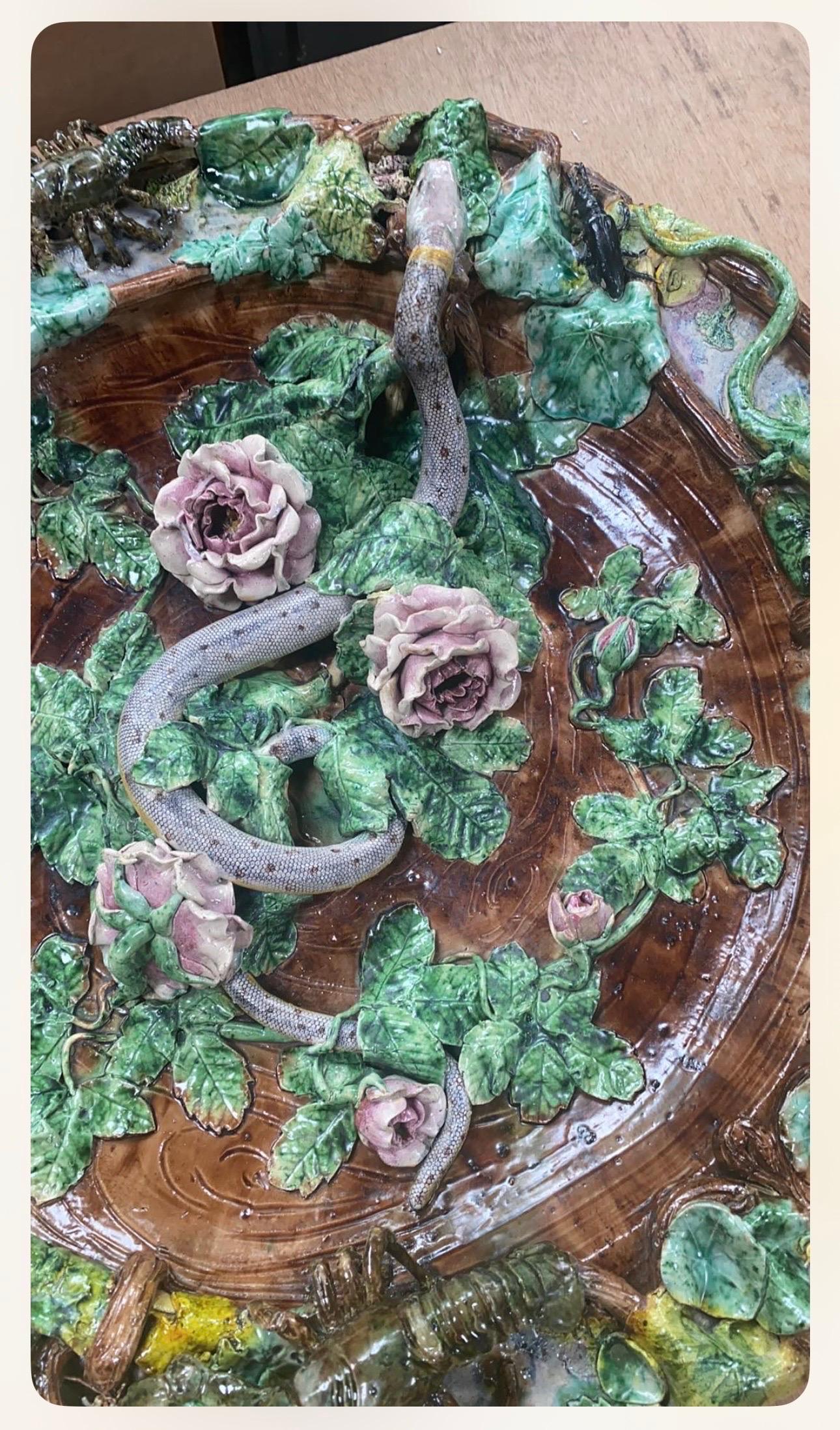 Übergroße Majolika-Palissy-Wandschlangenteller aus dem 19. (Französisch) im Angebot