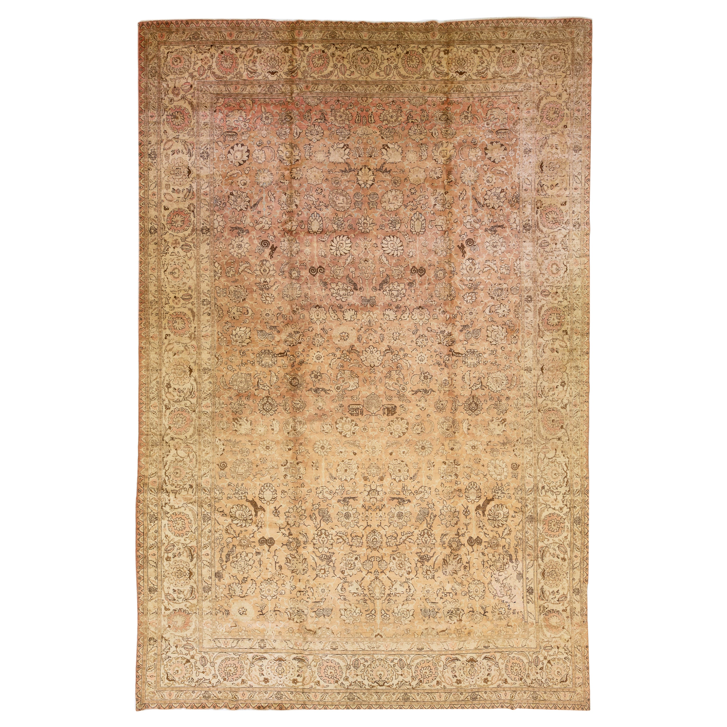 Tapis surdimensionné en laine persane Tabriz ancien de couleur pêche, fabriqué à la main en vente