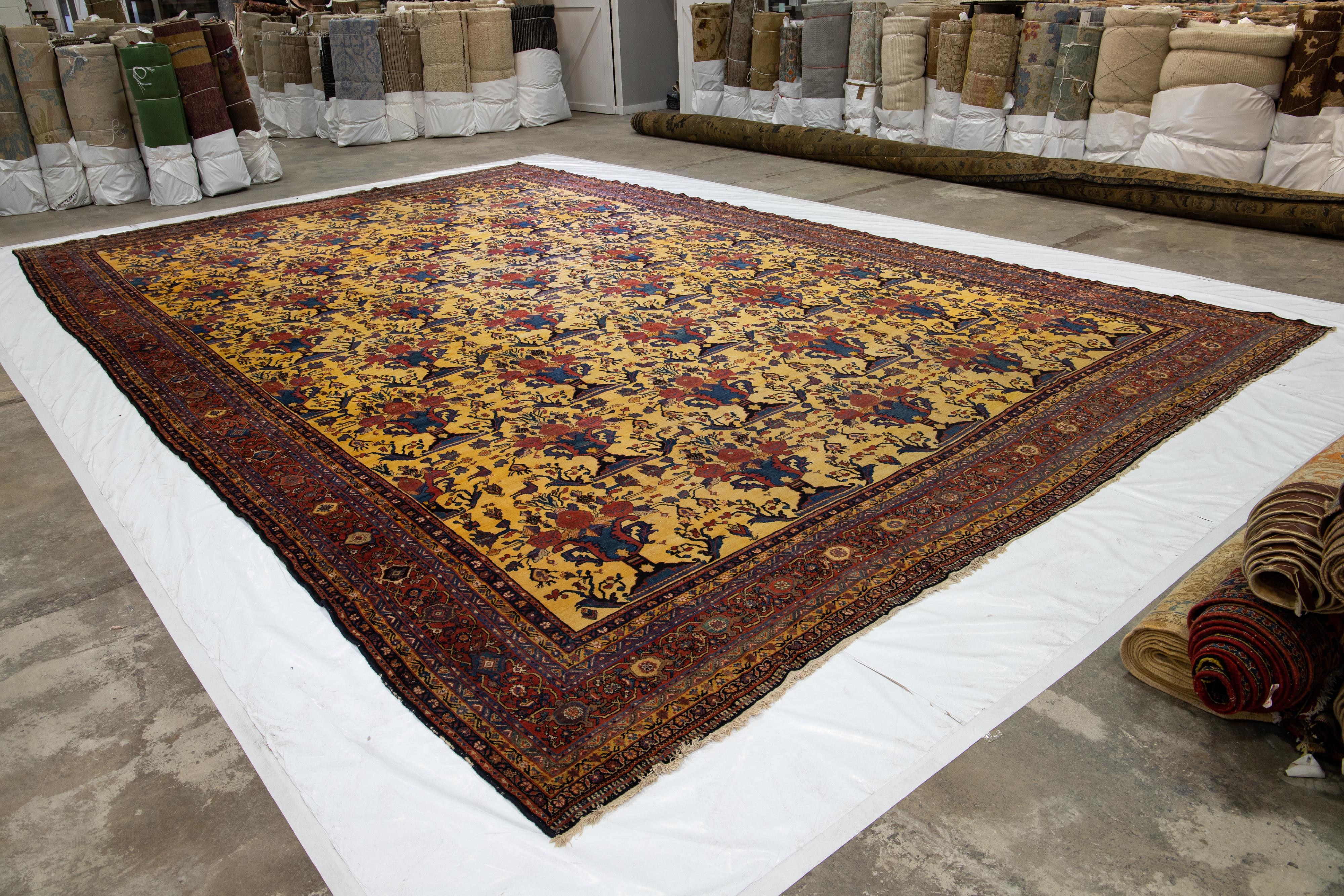 Übergroßer antiker persischer Bakhtiari-Teppich aus gelber Wolle mit Allover-Motiv, handgefertigt im Angebot 2
