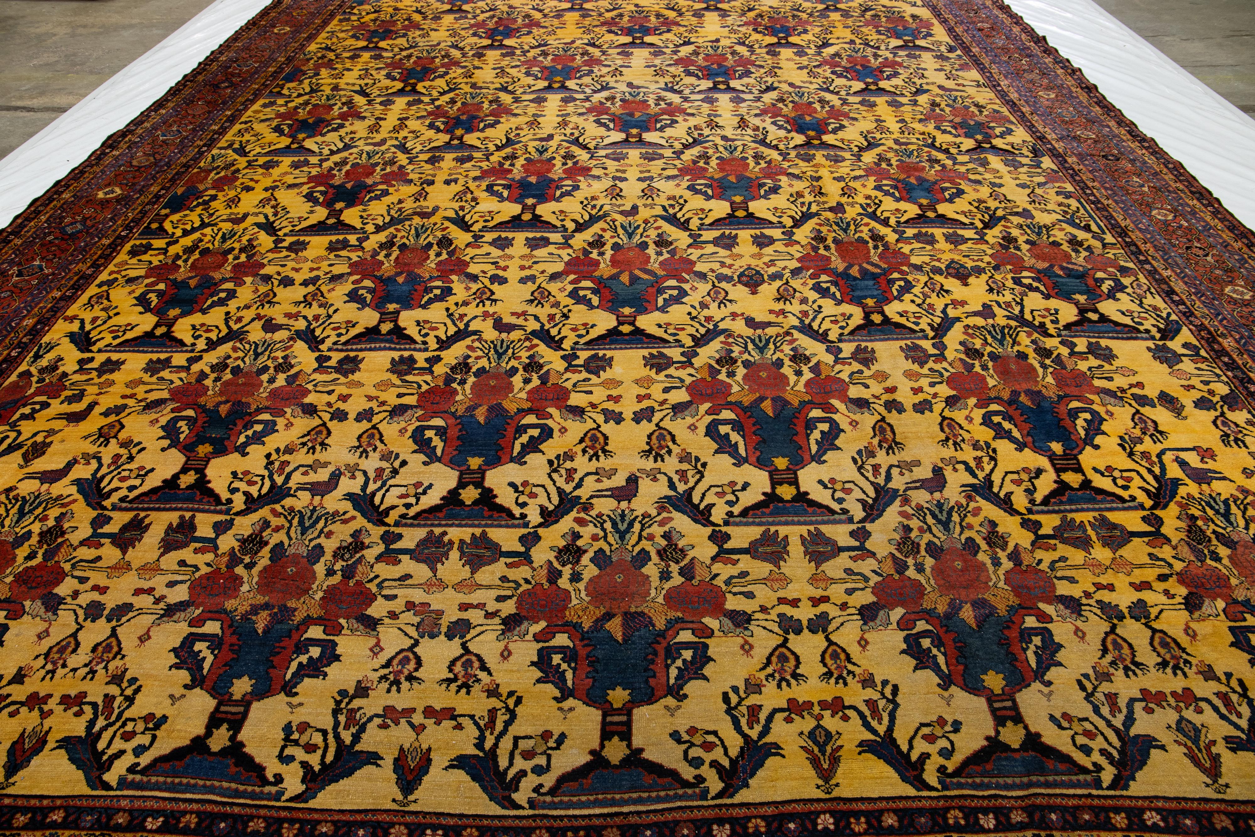 Schöner antiker, handgeknüpfter Bachtiari-Wollteppich mit gelbem Feld. Dieses Stück hat einen Rahmen im Rostdesign mit mehrfarbigen Akzenten auf einem wunderschönen klassischen Blumenmuster.

Dieser Teppich misst 13'9