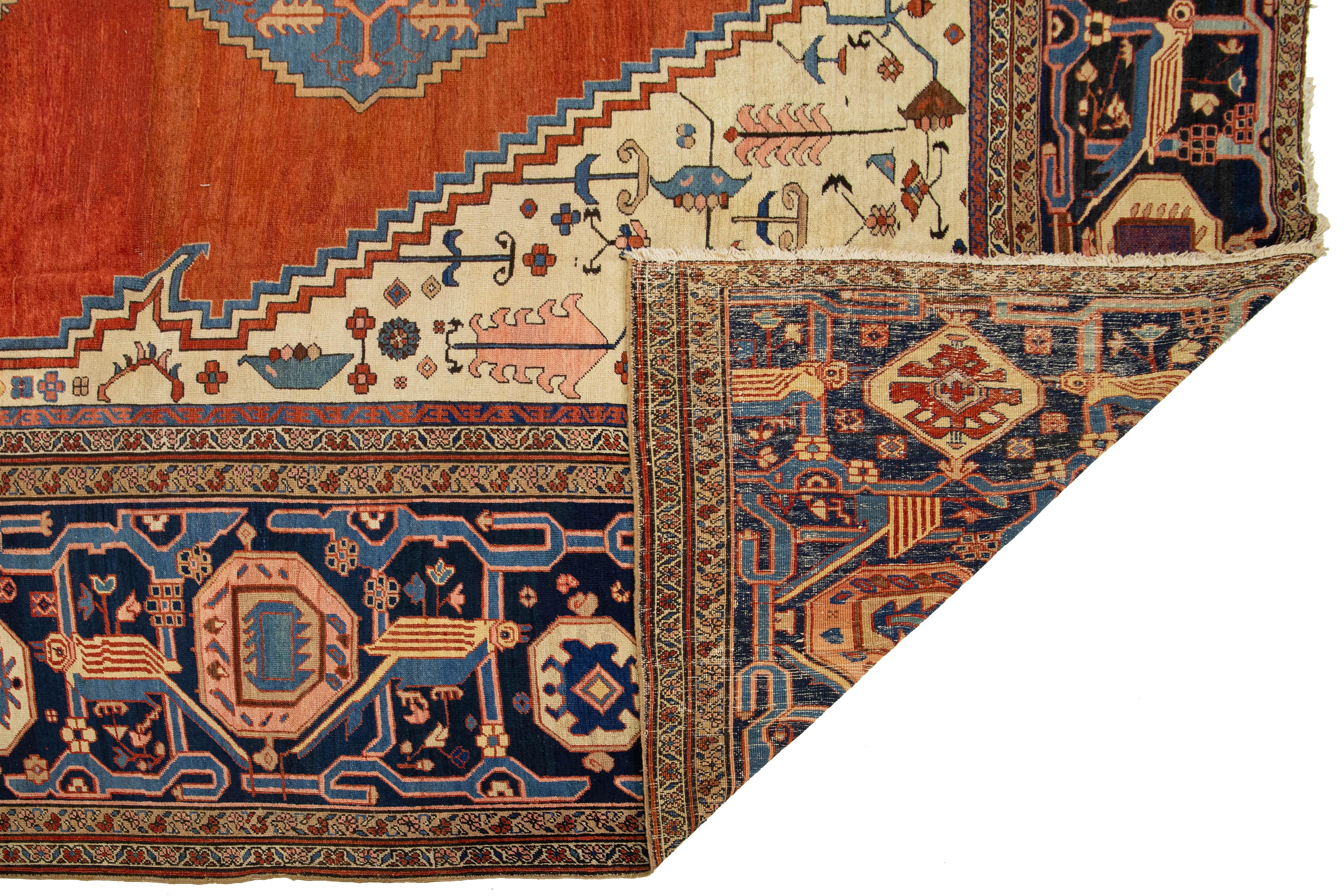 Übergroße Antike Bakshaeish Persische Wolle Teppich In Rost Mit Tribal Floral Design (Islamisch) im Angebot