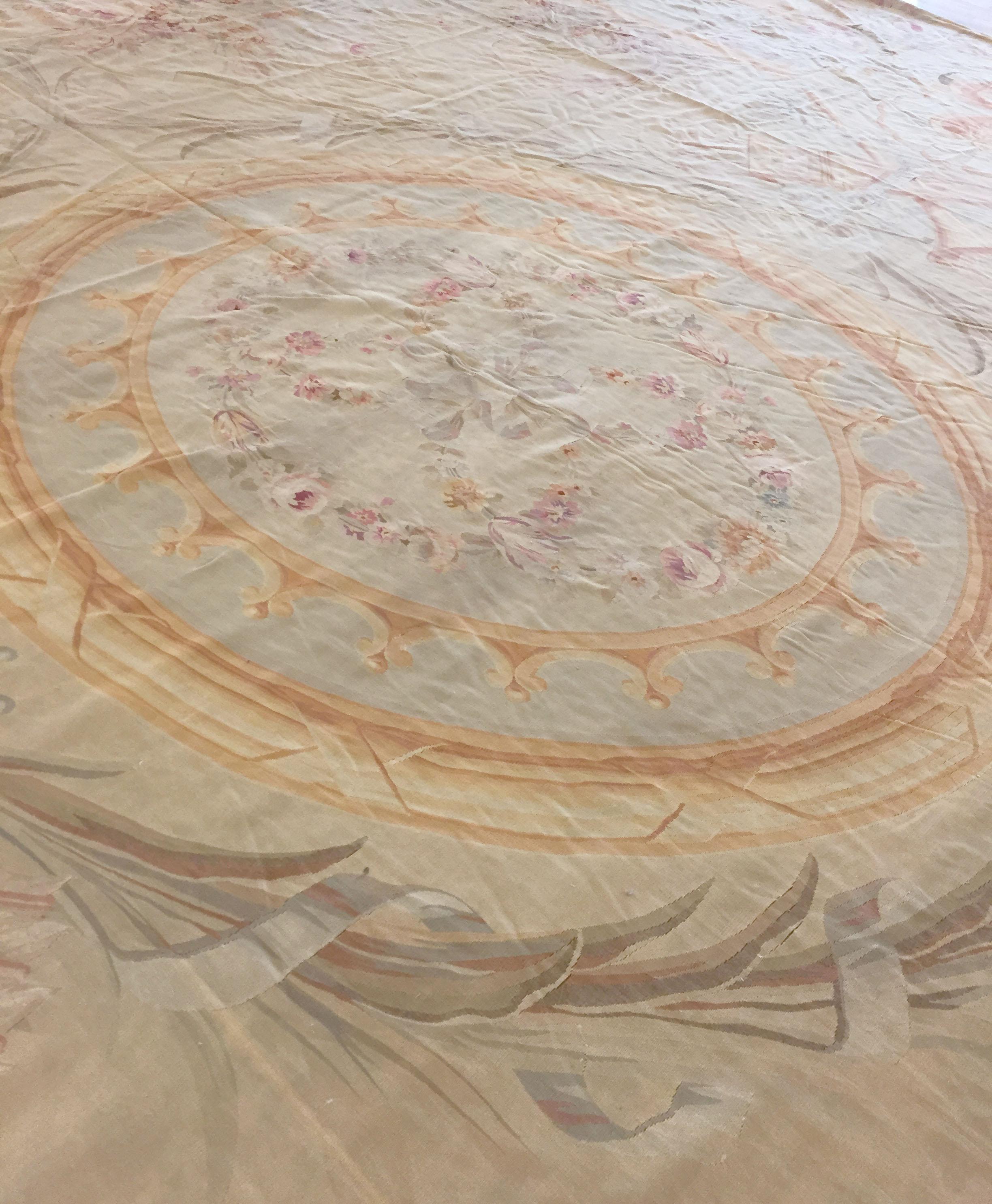 21' x 32'. Der elfenbeinfarbene Grund und die zarten floralen Ornamente dieses Teppichs aus dem Zweiten Kaiserreich lassen ihn noch größer erscheinen als er ohnehin schon ist. Riesige Strudelspiralen füllen die Ecken und münden in lange Blattranken