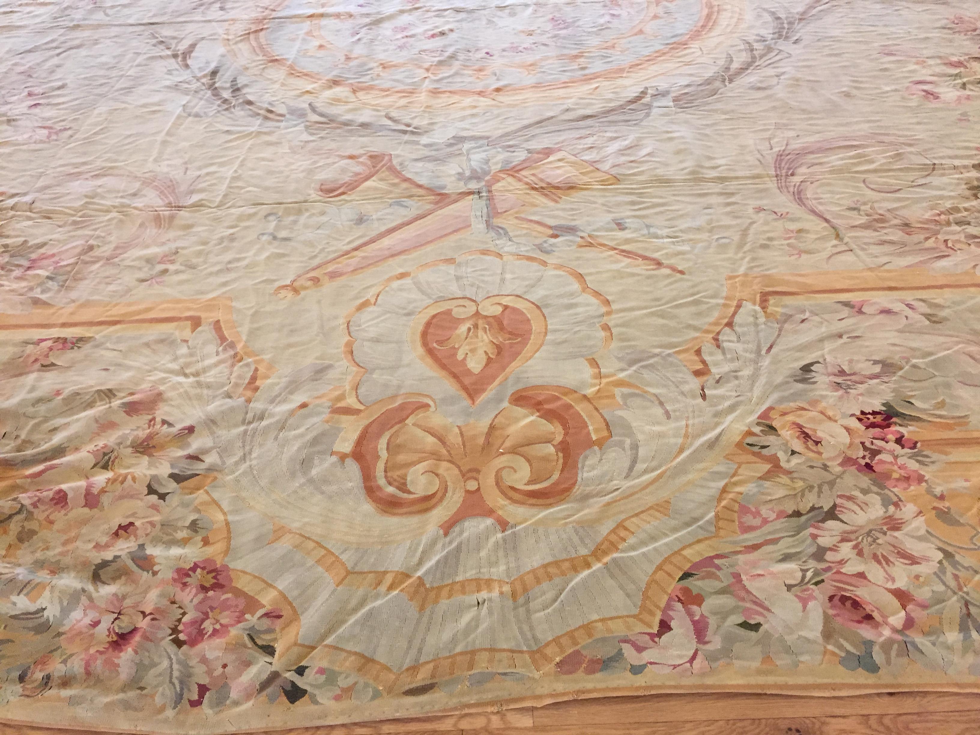Übergroßer antiker französischer Aubusson-Teppich in Übergröße aus Gold, um 1890, 21' x 32' im Zustand „Gut“ im Angebot in New York, NY