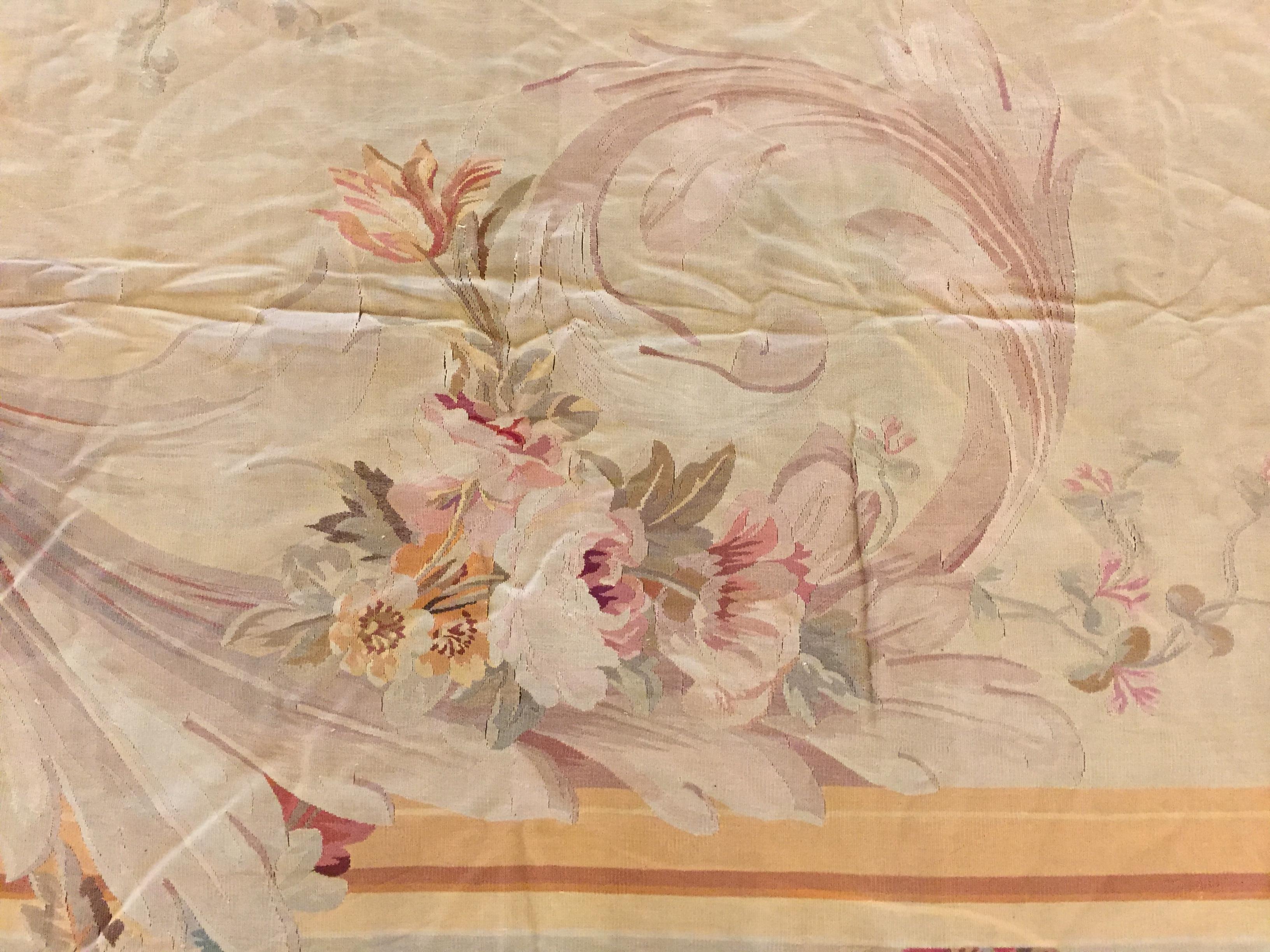 Übergroßer antiker französischer Aubusson-Teppich in Übergröße aus Gold, um 1890, 21' x 32' (19. Jahrhundert) im Angebot