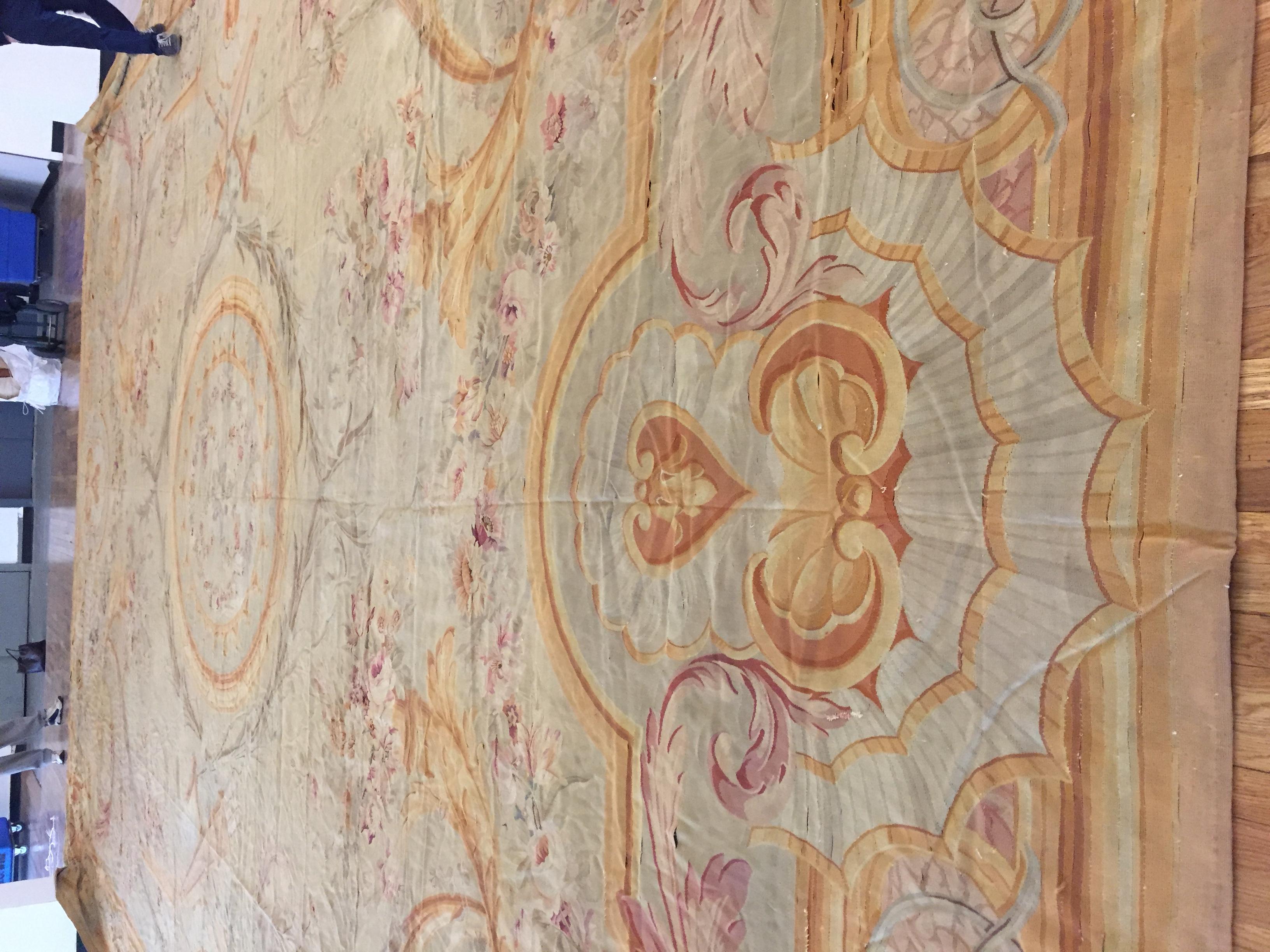 Übergroßer antiker französischer Aubusson-Teppich in Übergröße aus Gold, um 1890, 21' x 32' (Wolle) im Angebot