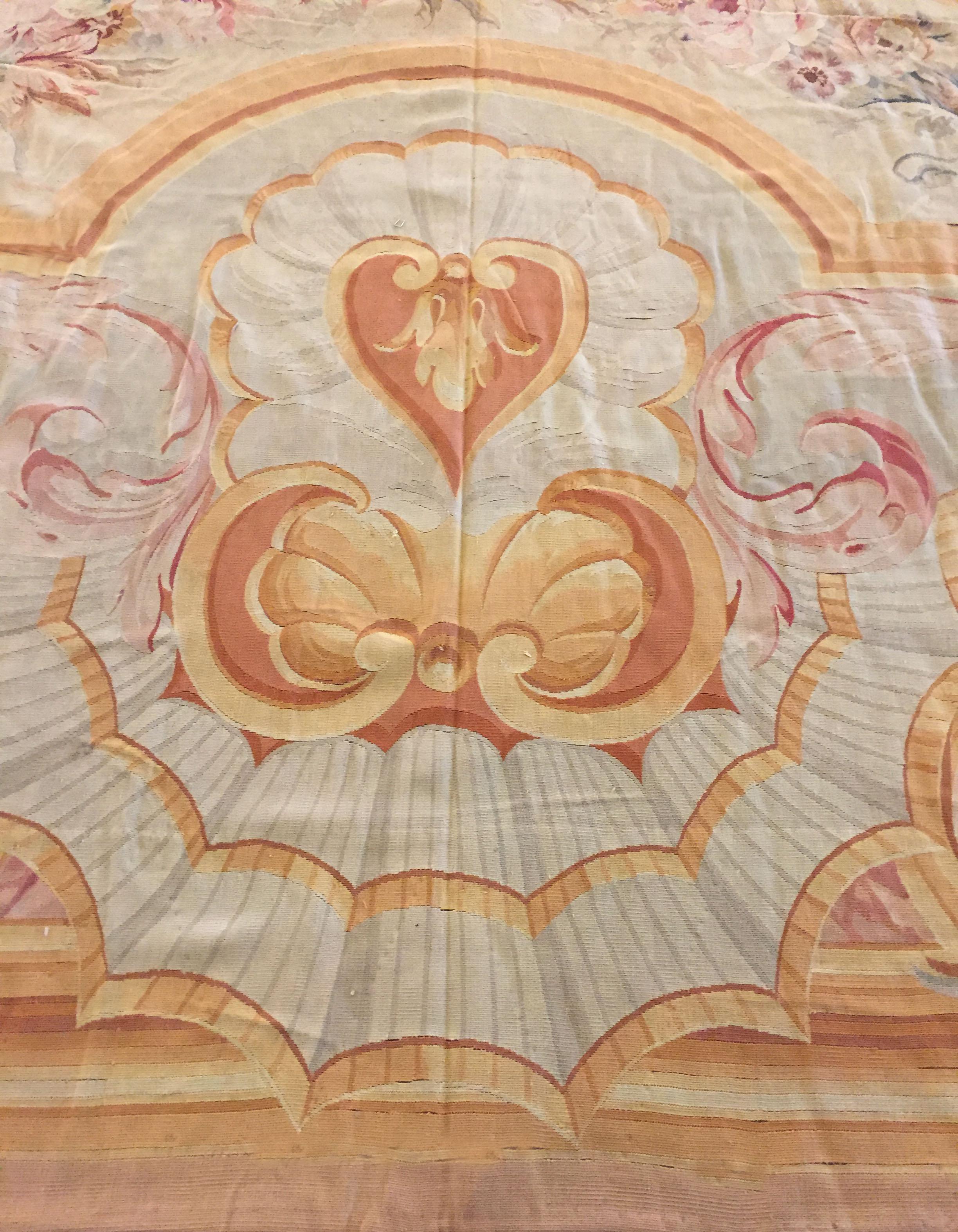 Grand tapis français ancien d'Aubusson, vers 1890. Mesures : 21' x 32'.. Le fond ivoire et les délicats ornements floraux de ce tapis du Second Empire le font paraître encore plus grand que son échelle déjà ample. D'immenses spirales