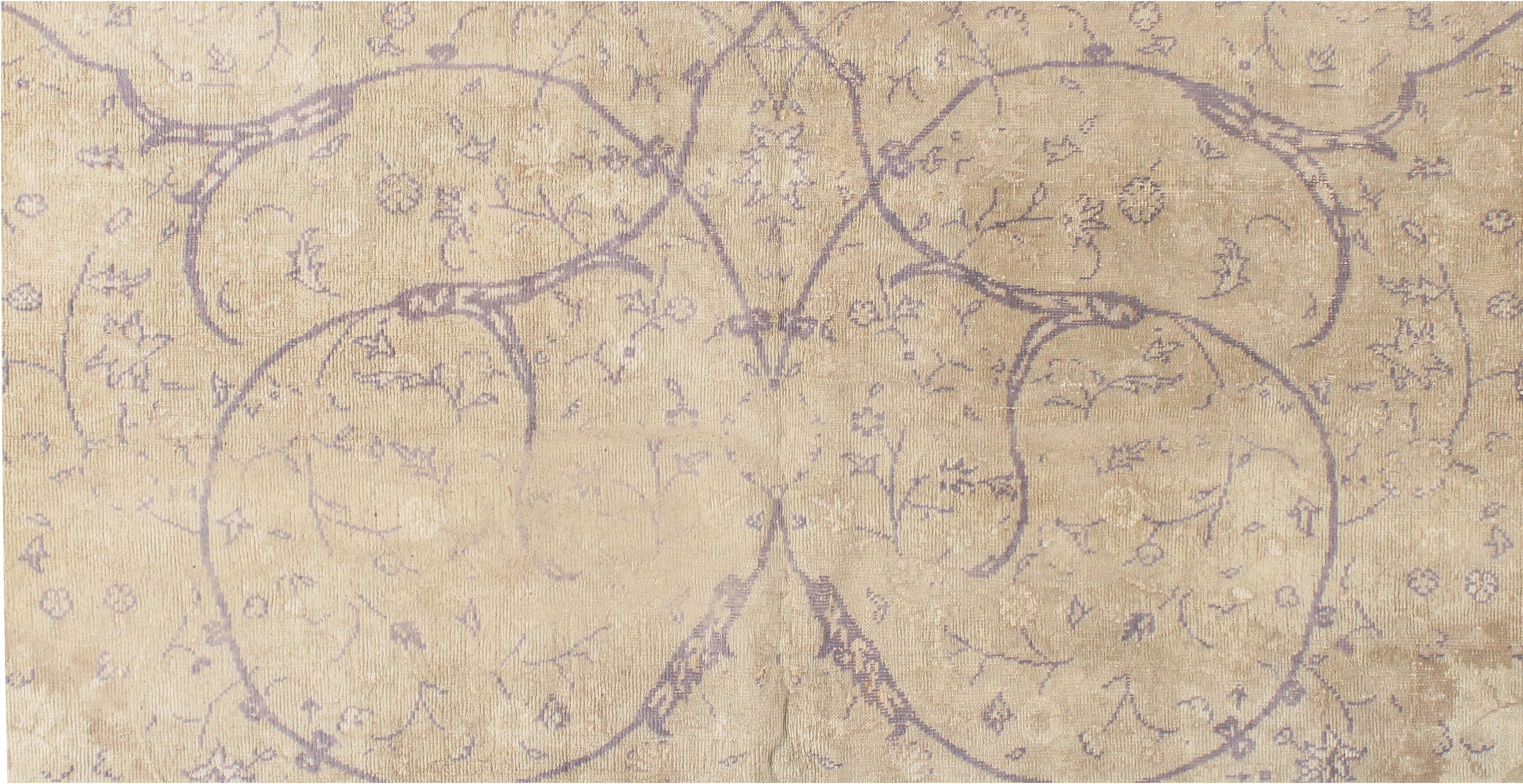 20'2 x 28'. Sivas, in Zentralanatolien gelegen, ist seit langem für seinen unverwechselbaren Beitrag zur Weberei-Tradition der Türkei bekannt. Die Werkstätten der Stadt sind vor allem für die Herstellung von Teppichen bekannt, die raffinierte