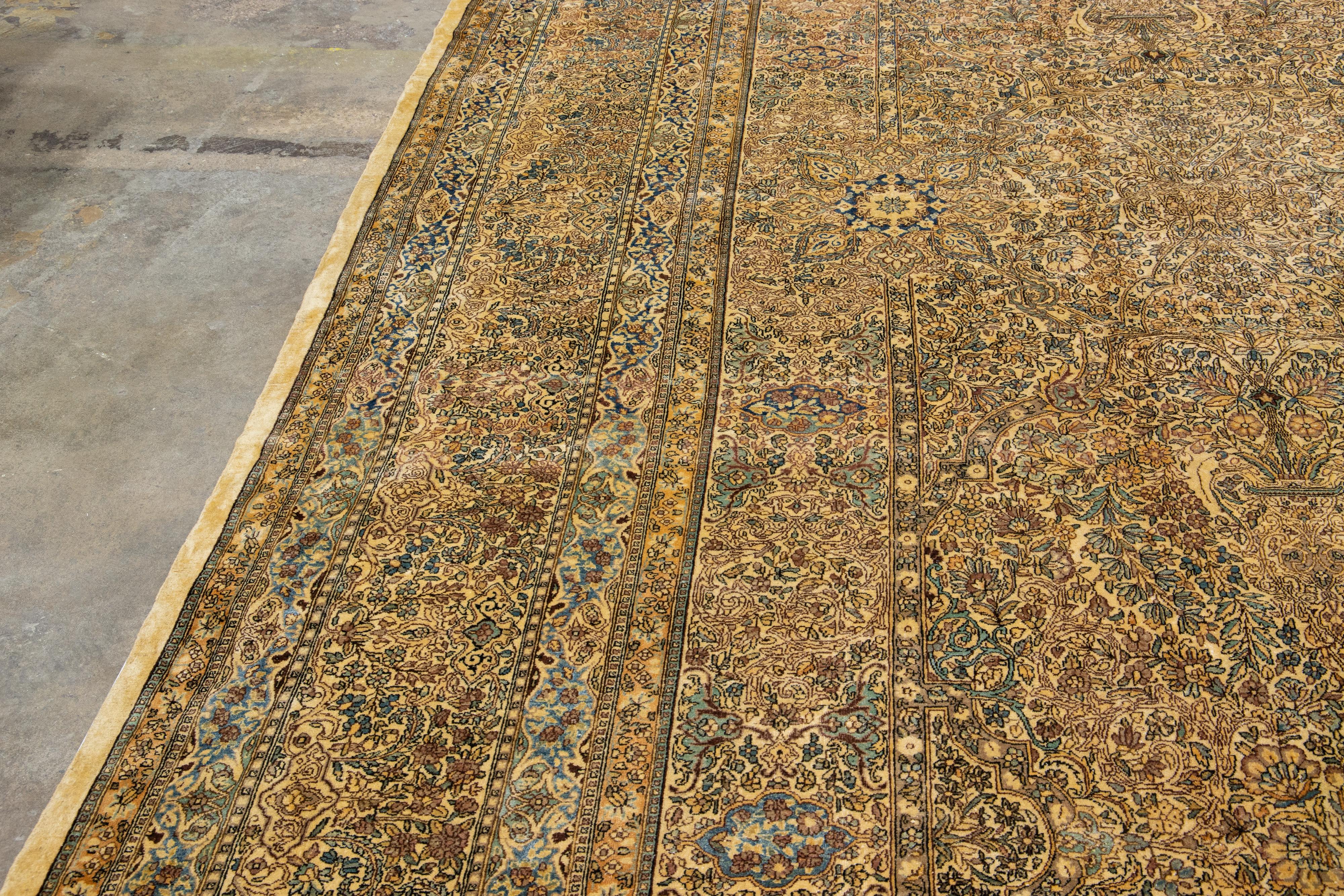 Antiker handgefertigter Beigefarbener persischer Wollteppich in Übergröße von Kerman mit Allover-Muster im Angebot 2