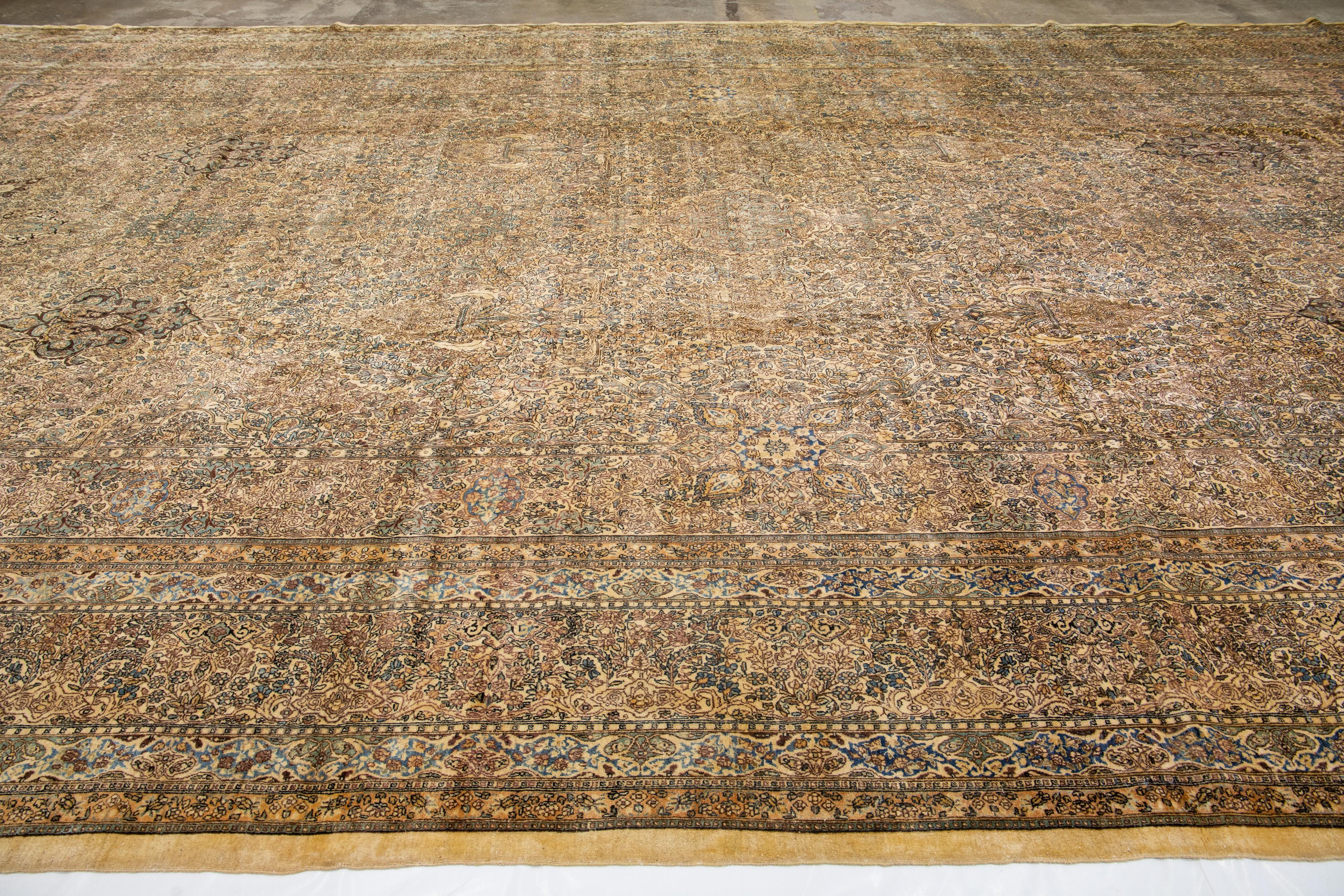 Antiker handgefertigter Beigefarbener persischer Wollteppich in Übergröße von Kerman mit Allover-Muster im Angebot 3