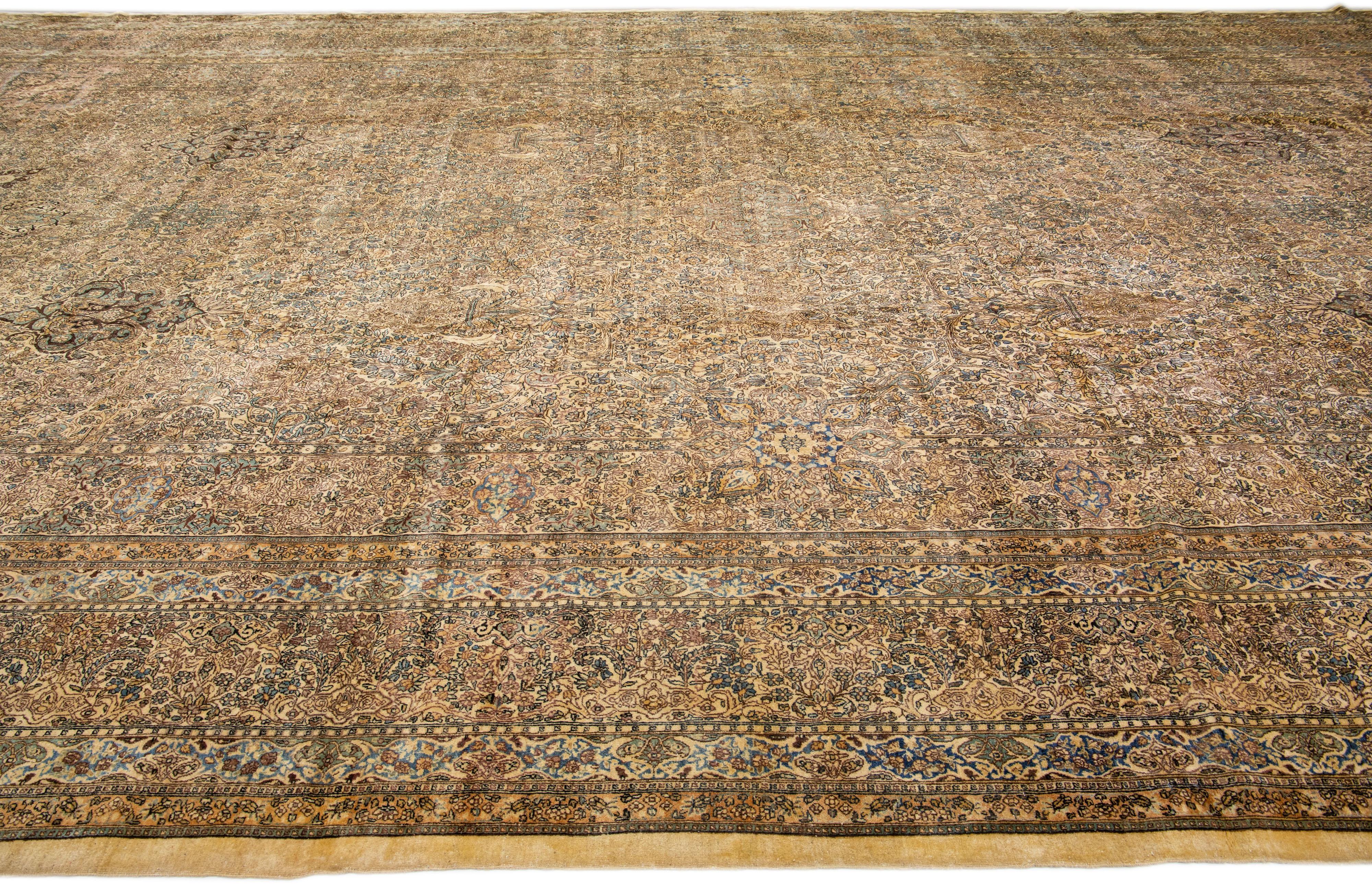 Noué à la main Tapis Kerman surdimensionné en laine persane beige ancien fait à la main avec motif sur toute sa surface en vente