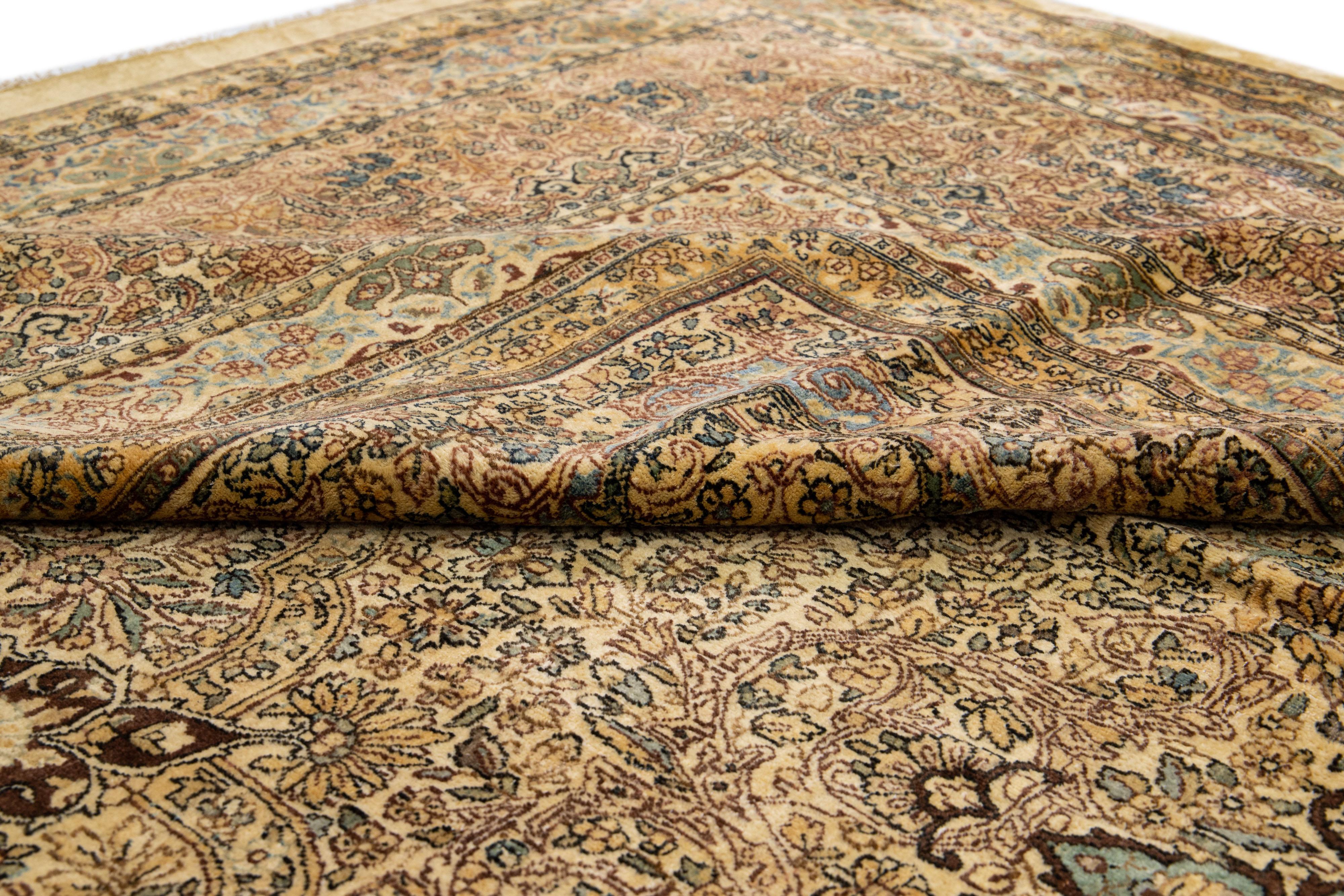 Tapis Kerman surdimensionné en laine persane beige ancien fait à la main avec motif sur toute sa surface Bon état - En vente à Norwalk, CT