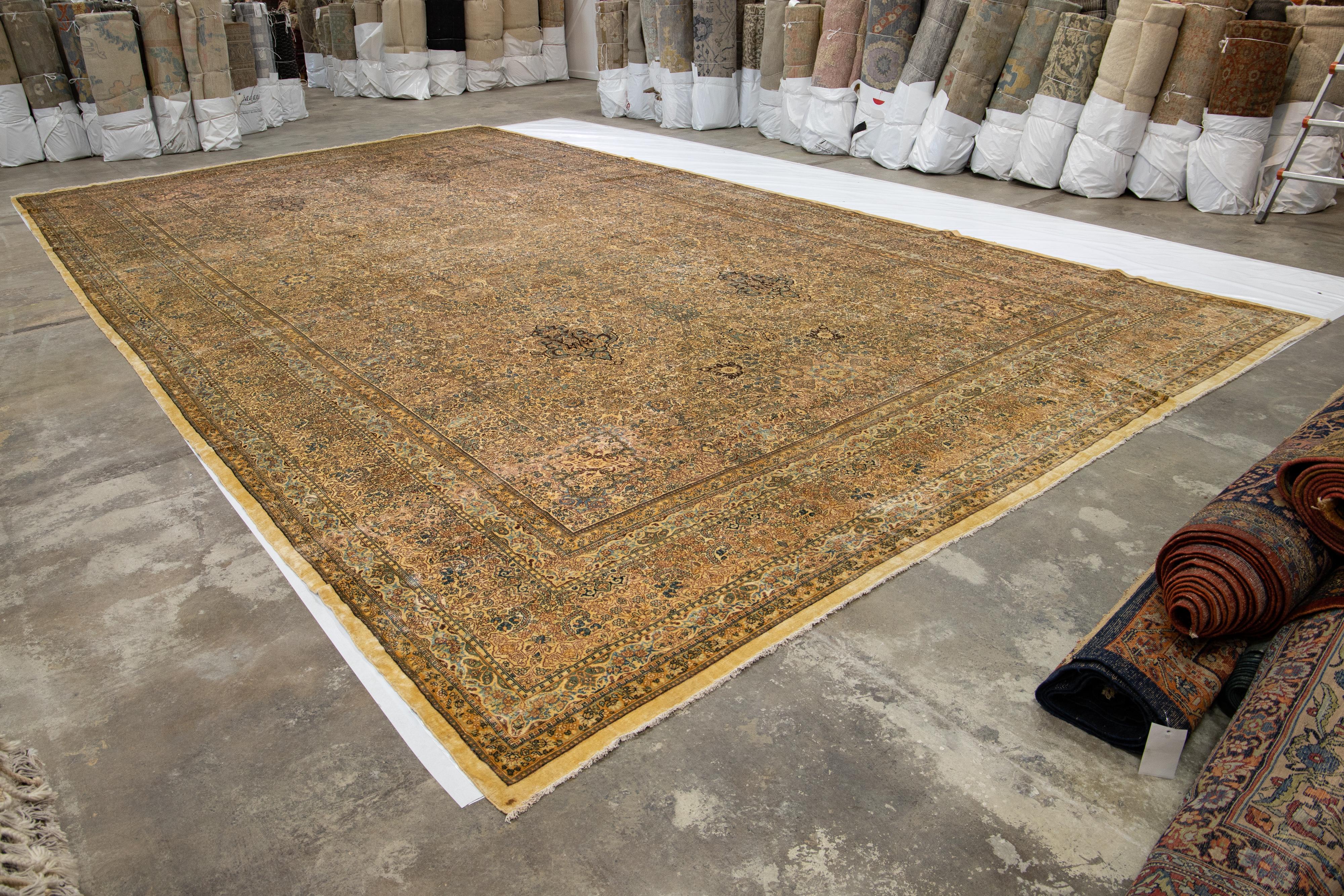 Antiker handgefertigter Beigefarbener persischer Wollteppich in Übergröße von Kerman mit Allover-Muster (Wolle) im Angebot