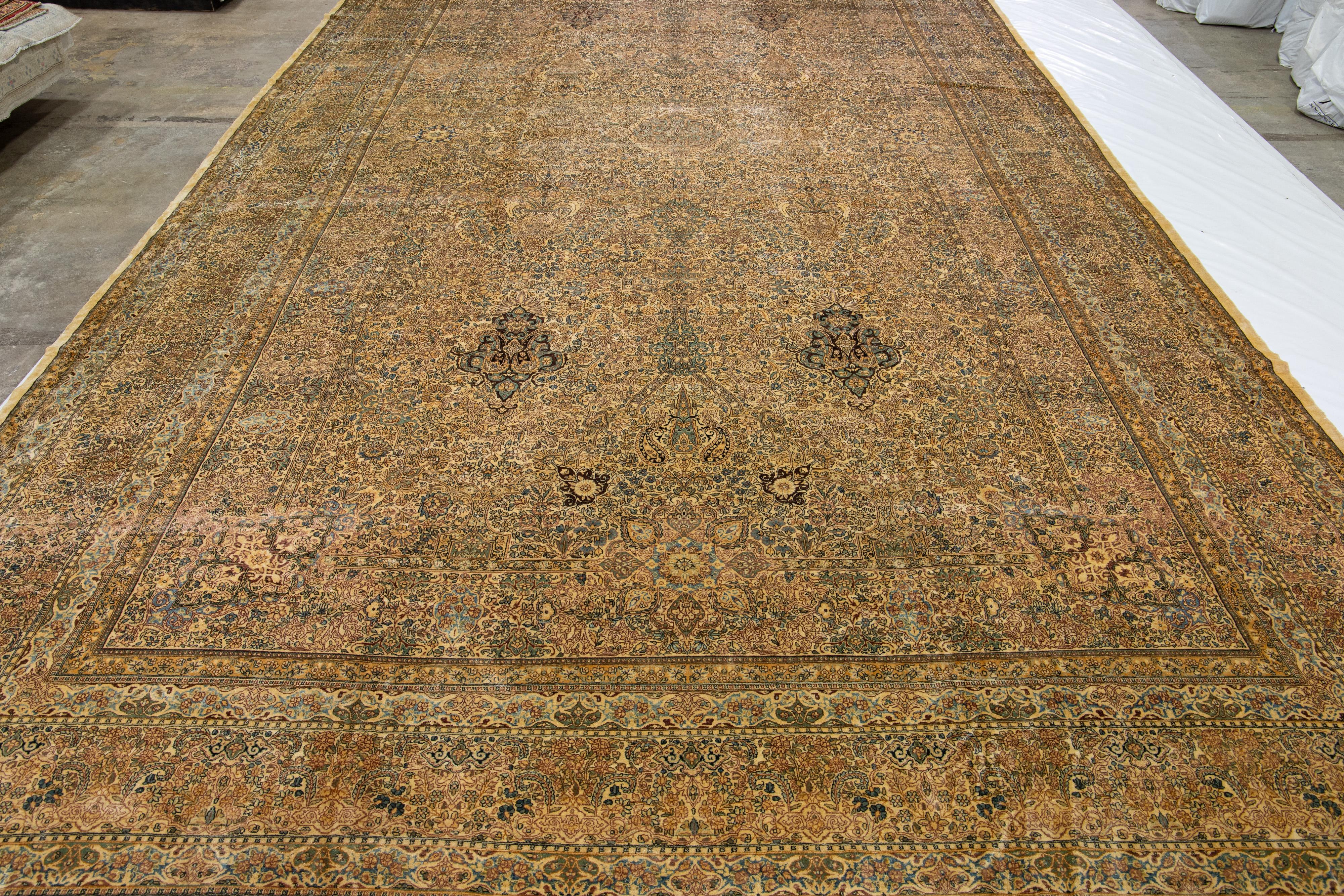Antiker handgefertigter Beigefarbener persischer Wollteppich in Übergröße von Kerman mit Allover-Muster im Angebot 1
