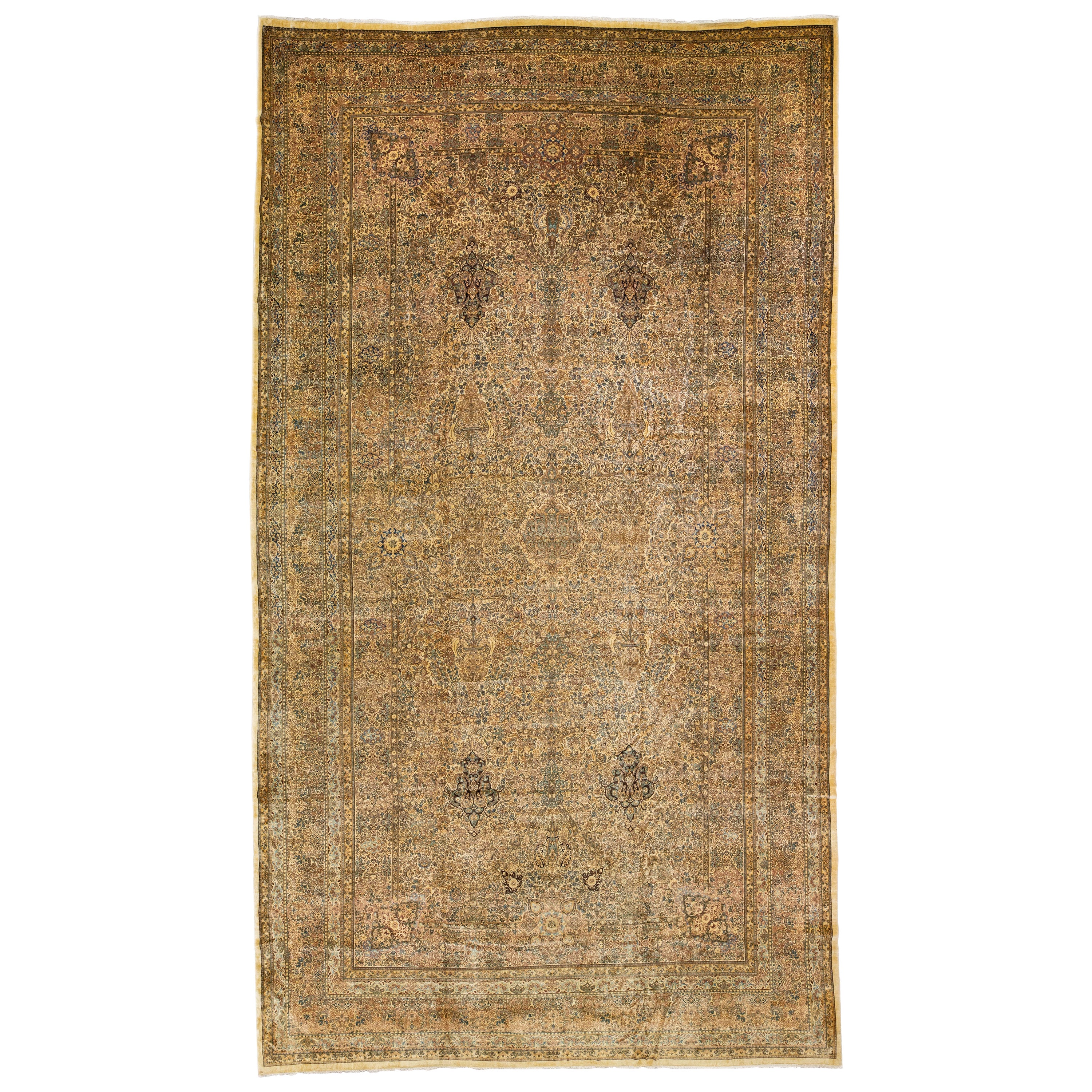 Tappeto di lana persiano antico Kerman fatto a mano di colore beige con motivo alllover