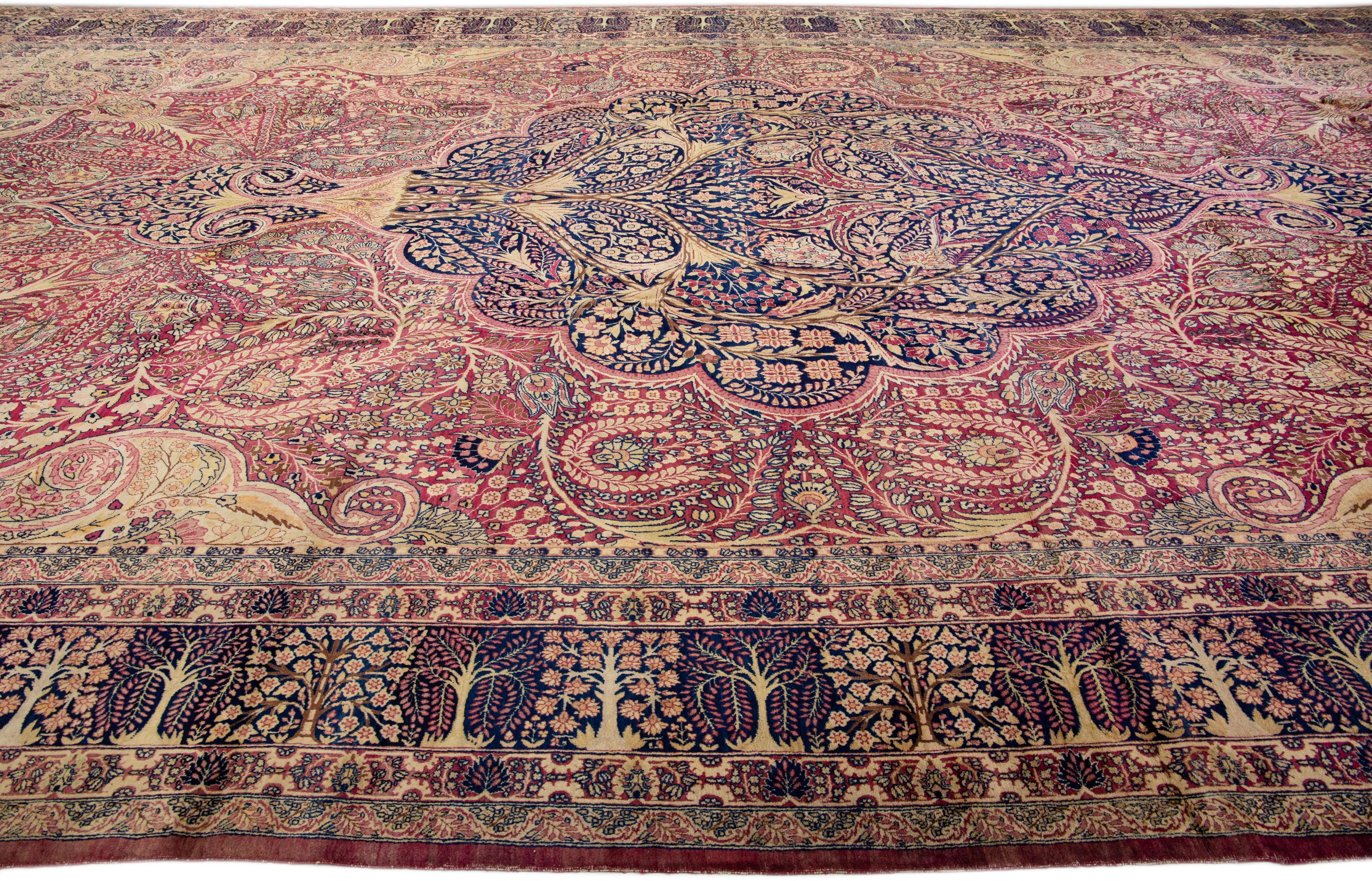 XX secolo Tappeto in lana persiana oversize con medaglione antico Kerman fatto a mano di colore beige e rosa in vendita