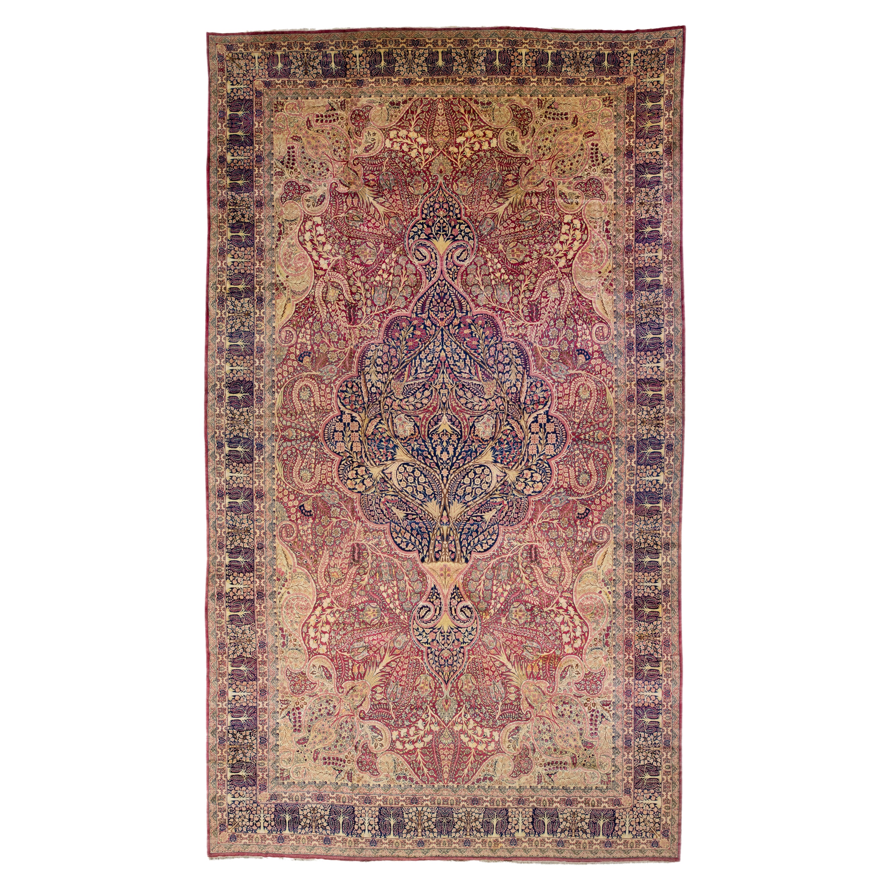 Tappeto in lana persiana oversize con medaglione antico Kerman fatto a mano di colore beige e rosa in vendita
