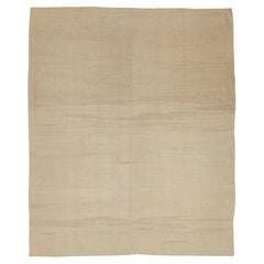 Tapis Kilim surdimensionné beige monochrome à champ ouvert, ancien et minimaliste