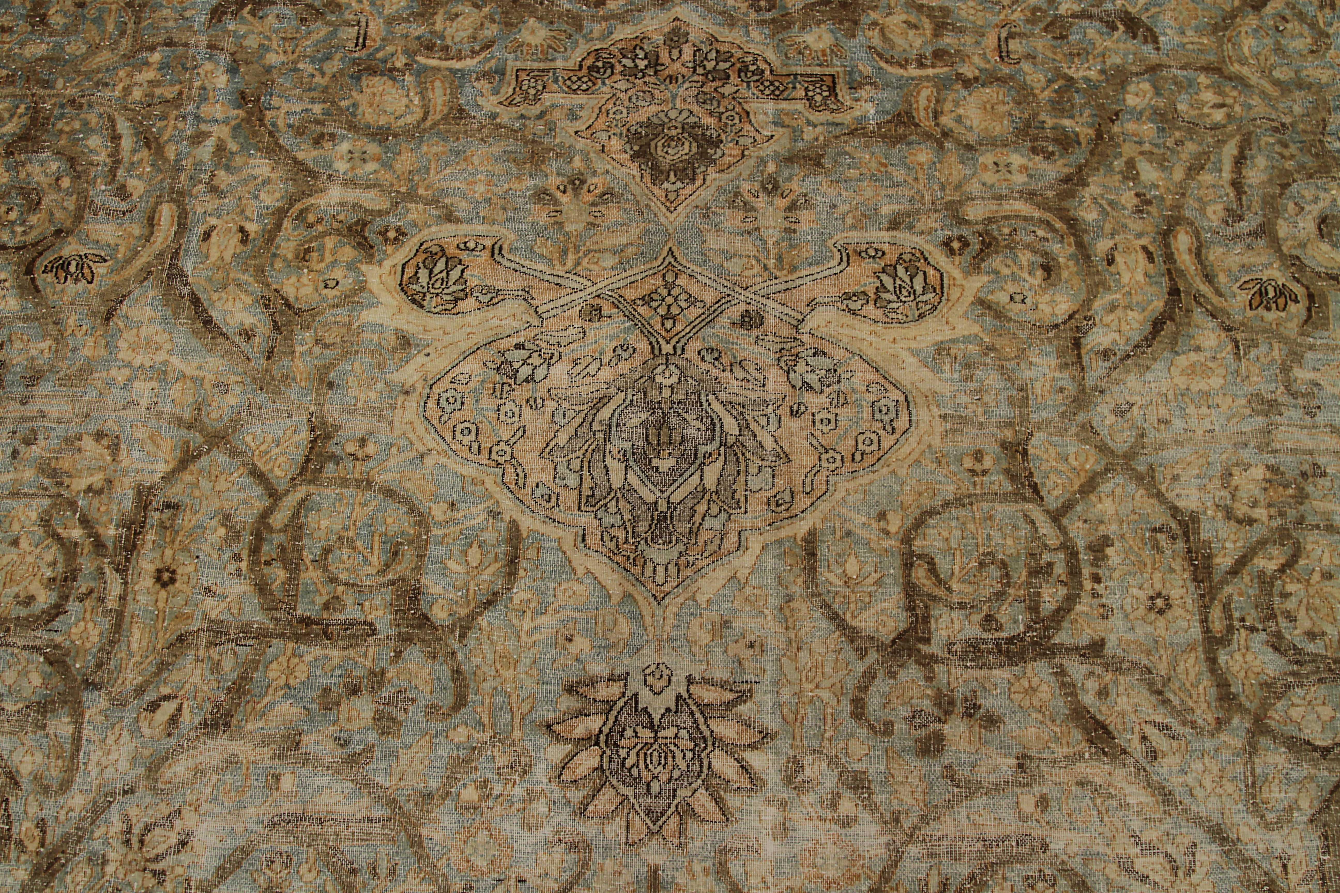 Oversize Antique Persian Area Rug Kashan Design In Excellent Condition For Sale In Dallas, TX