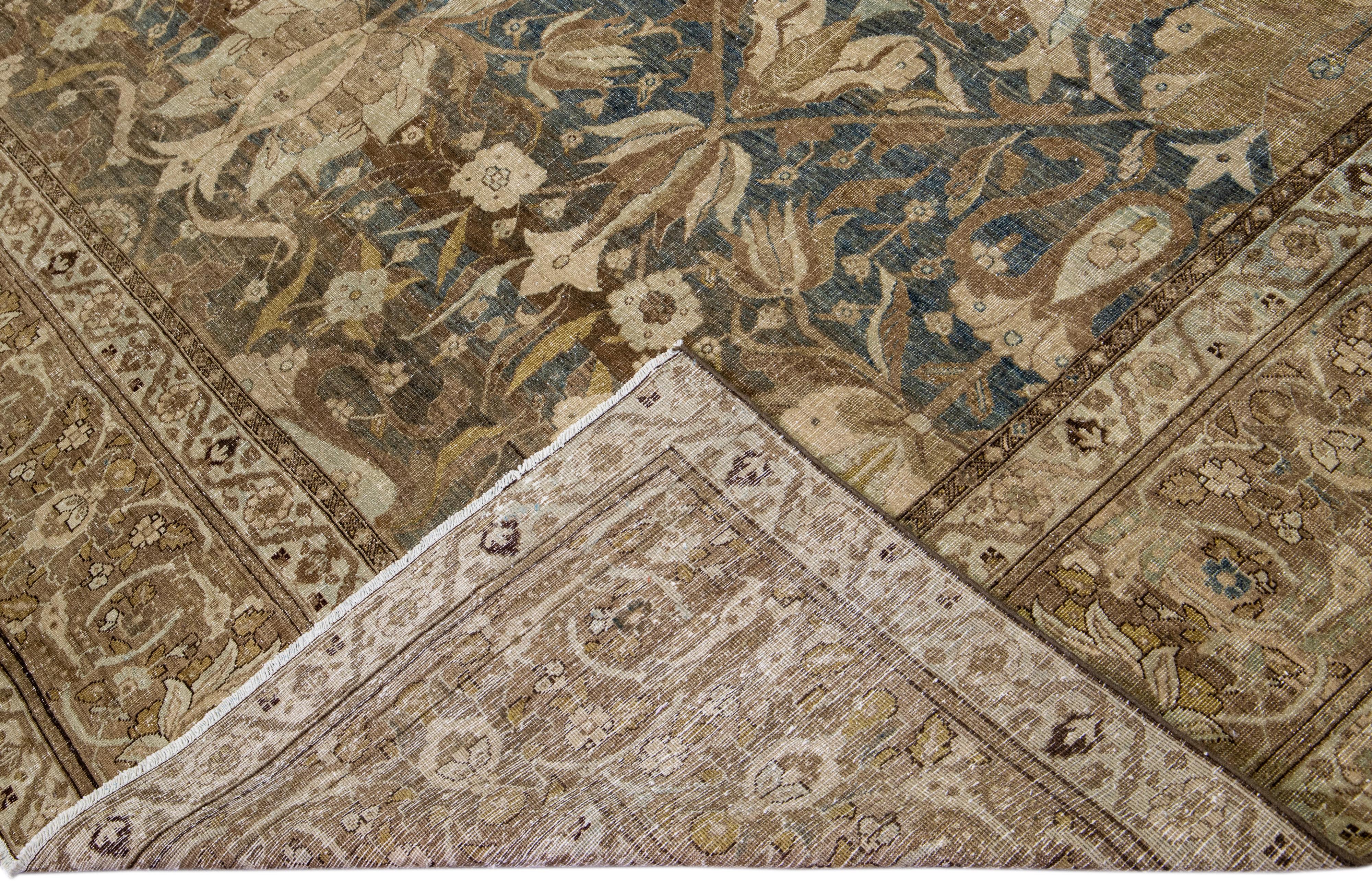 Schöner antiker Heriz Serapi handgeknüpfter Wollteppich mit blauem und braunem Feld. Dieser Heriz-Teppich hat einen entworfenen Rahmen und mehrfarbige Akzente in einem wunderschönen Allover-Blumenmuster.

Dieser Teppich misst: 11'2 Zoll