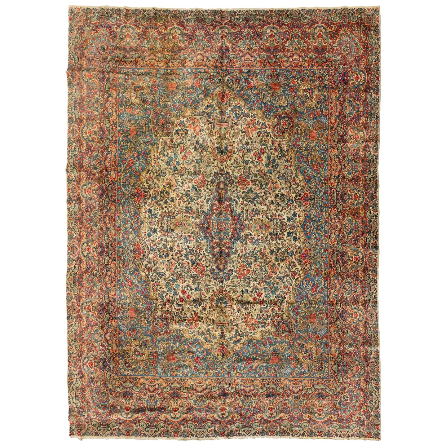 Übergroßer antiker persischer elfenbeinfarbener und blauer geblümter Kirman-Teppich:: ca. 1920er Jahre