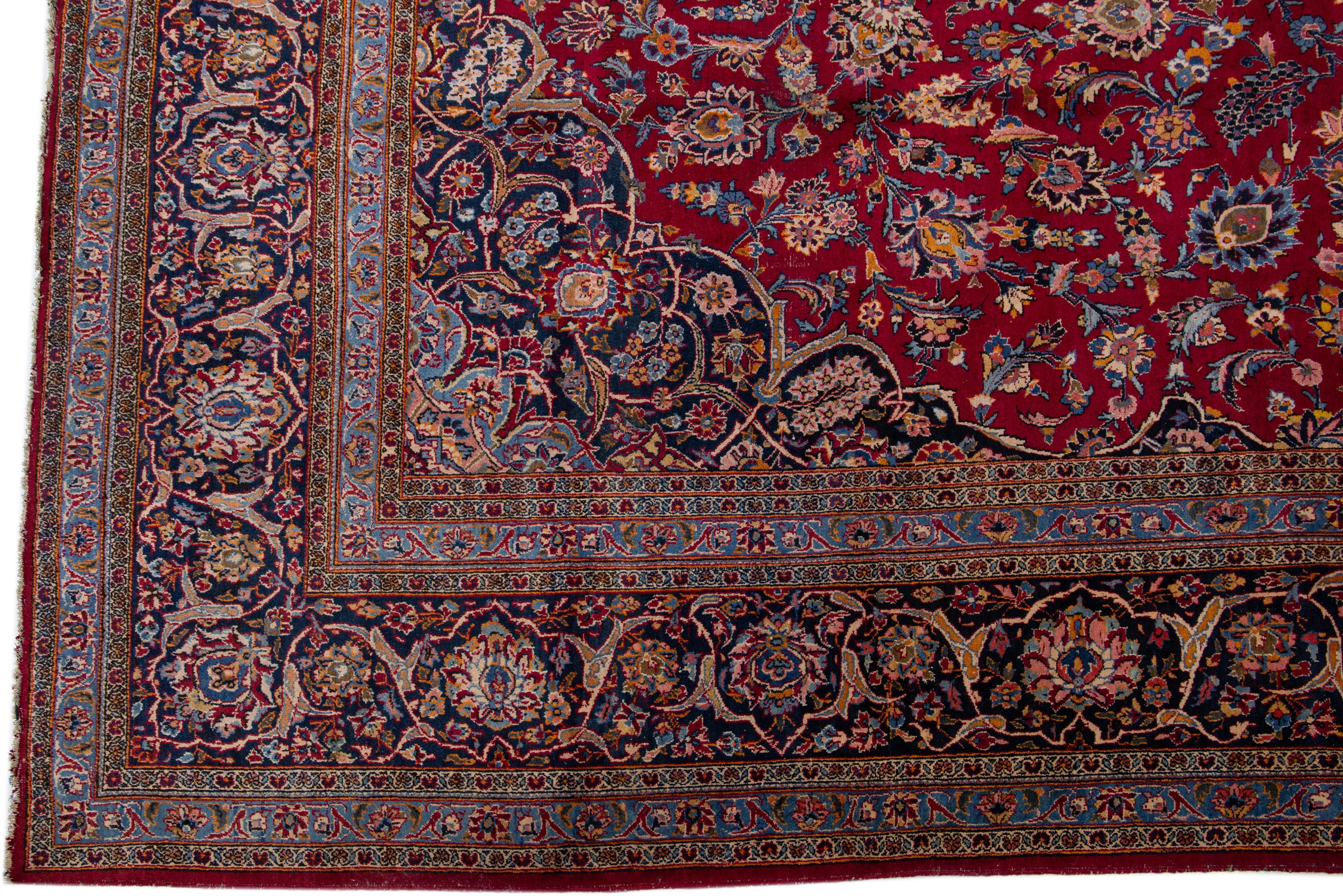 Noué à la main Tapis persan ancien surdimensionné en laine rouge de Kashan avec motif de médaillon en vente