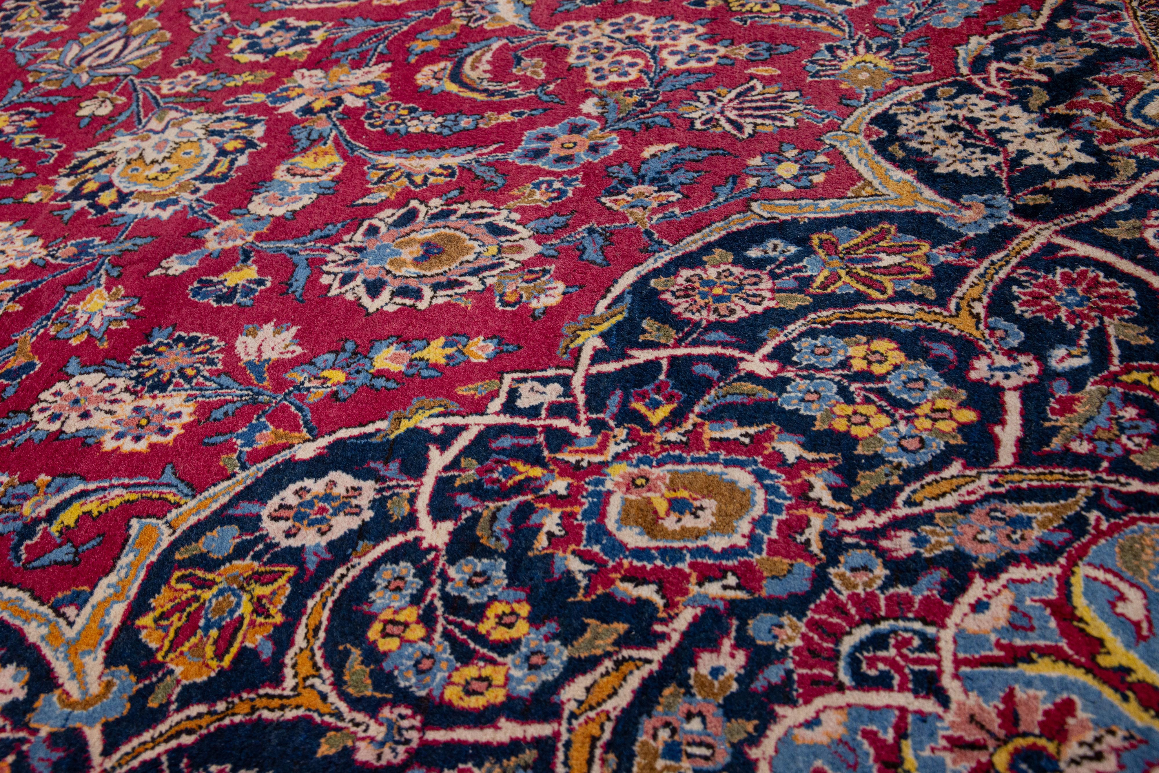 20ième siècle Tapis persan ancien surdimensionné en laine rouge de Kashan avec motif de médaillon en vente