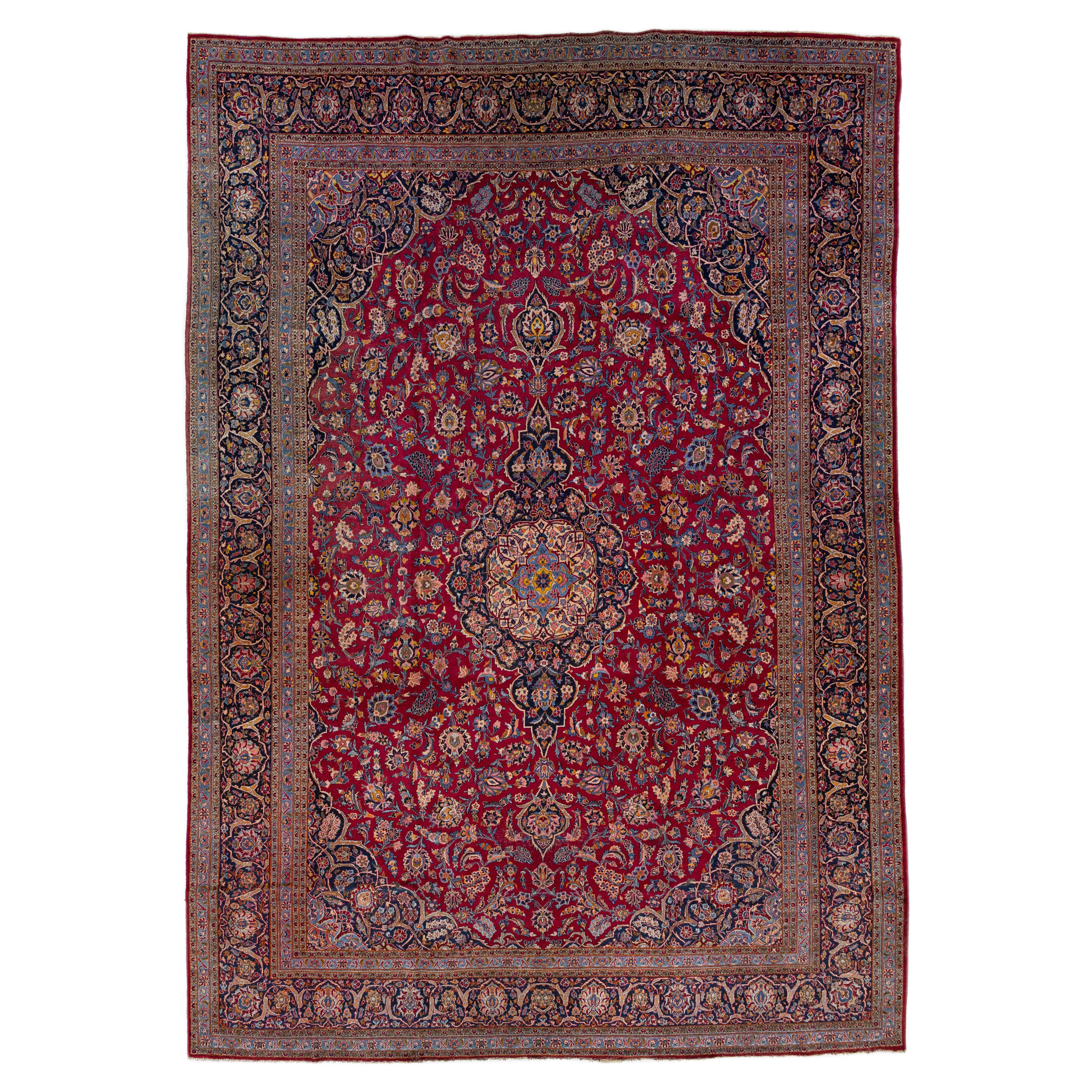 Tappeto antico oversize in lana rossa Kashan con motivo a medaglione