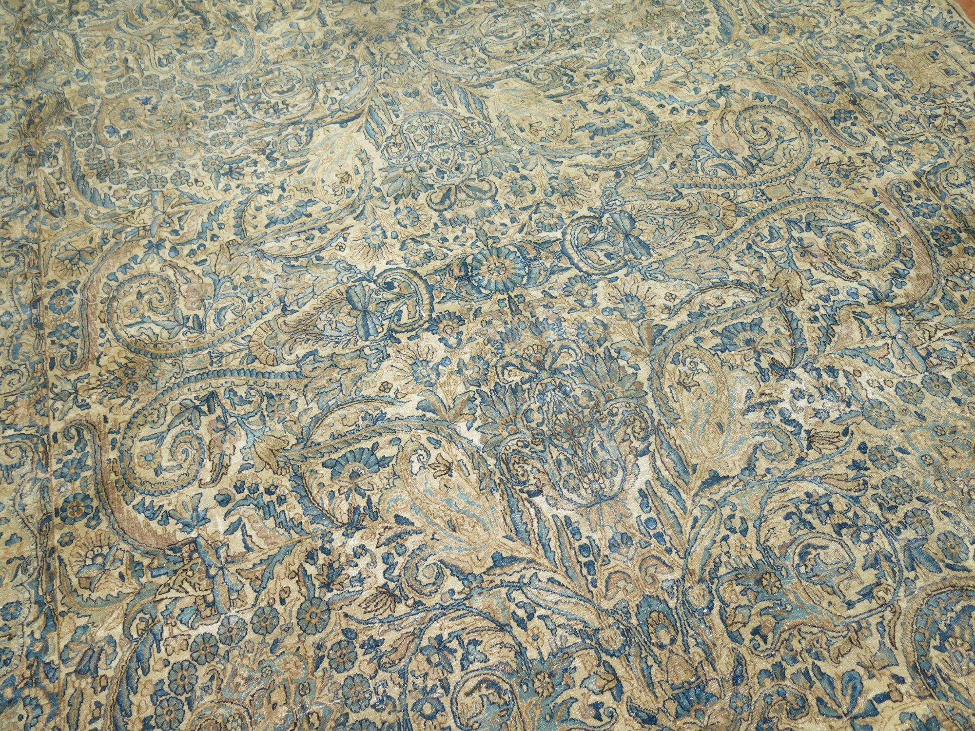 Ein übergroßer persischer Teppich mit formalem Design aus dem frühen 20. Jahrhundert in hübschen Grün-, Blau- und Khakitönen

Maße: 9'5'' x 17'8''.